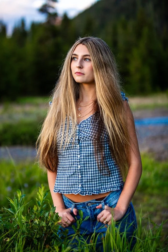 Long-haired girl posing outside for her senior photos. Steve Heinrichs takes the best outdoor senior photos in Central Oregon