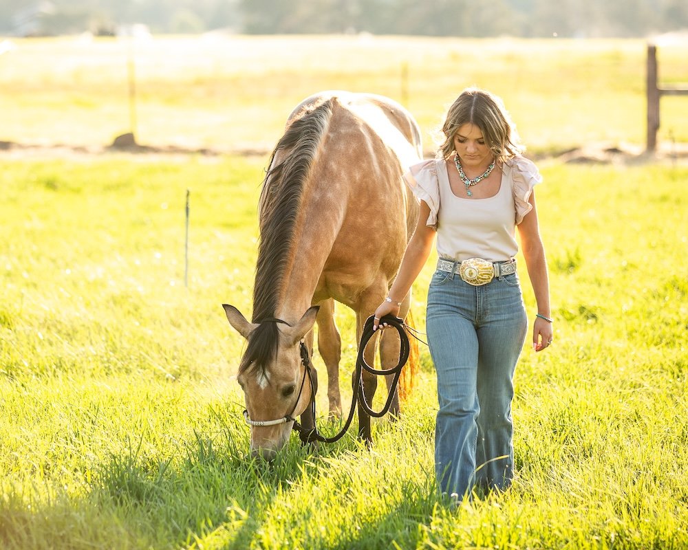 Senior-photos-with-horses-in-bend.jpg