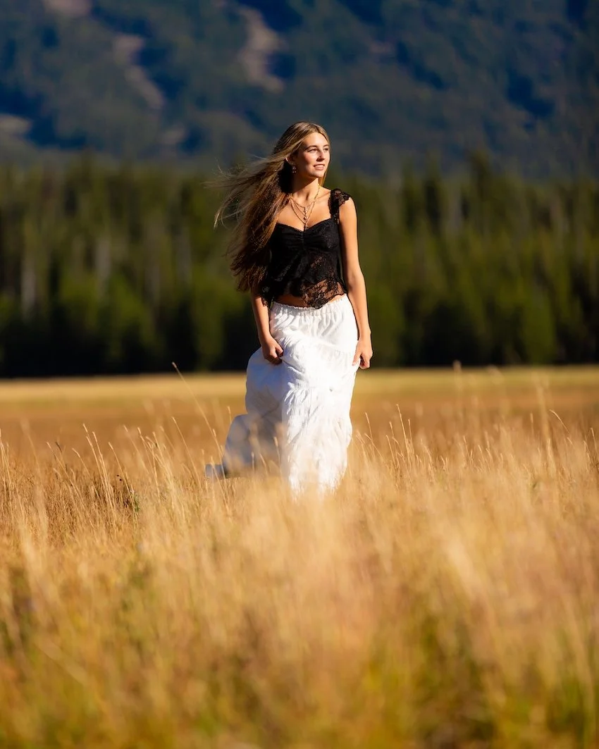 Girls-Senior-Photos-Bend-Oregon-With-Mountains.jpg