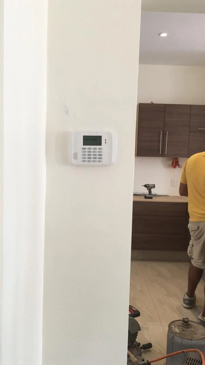 Un carpintero de Oranssi utiliza la sierra de mesa