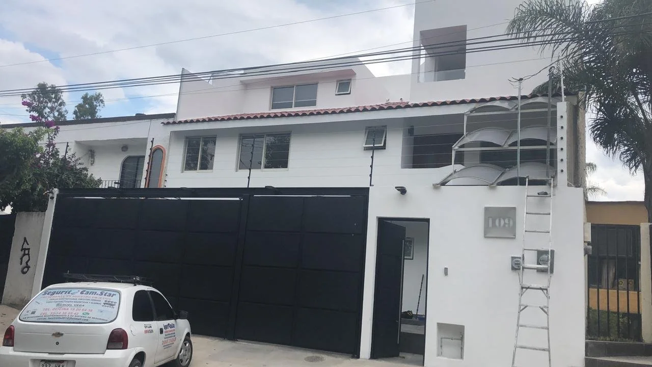 Un técnico de Oranssi trabaja en el proyecto de un techo