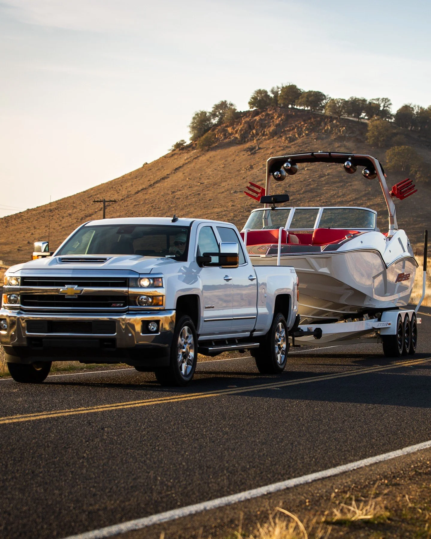 this red boat just made you stop scrolling 🔴🚤
Wait till you see it on the water&hellip;
Would you run this setup? 👇
ㅤ
DM us for details &amp; financing!
@indmar @wetsounds @fatsacwake
---------------------------------------------------
Model:  @mb
