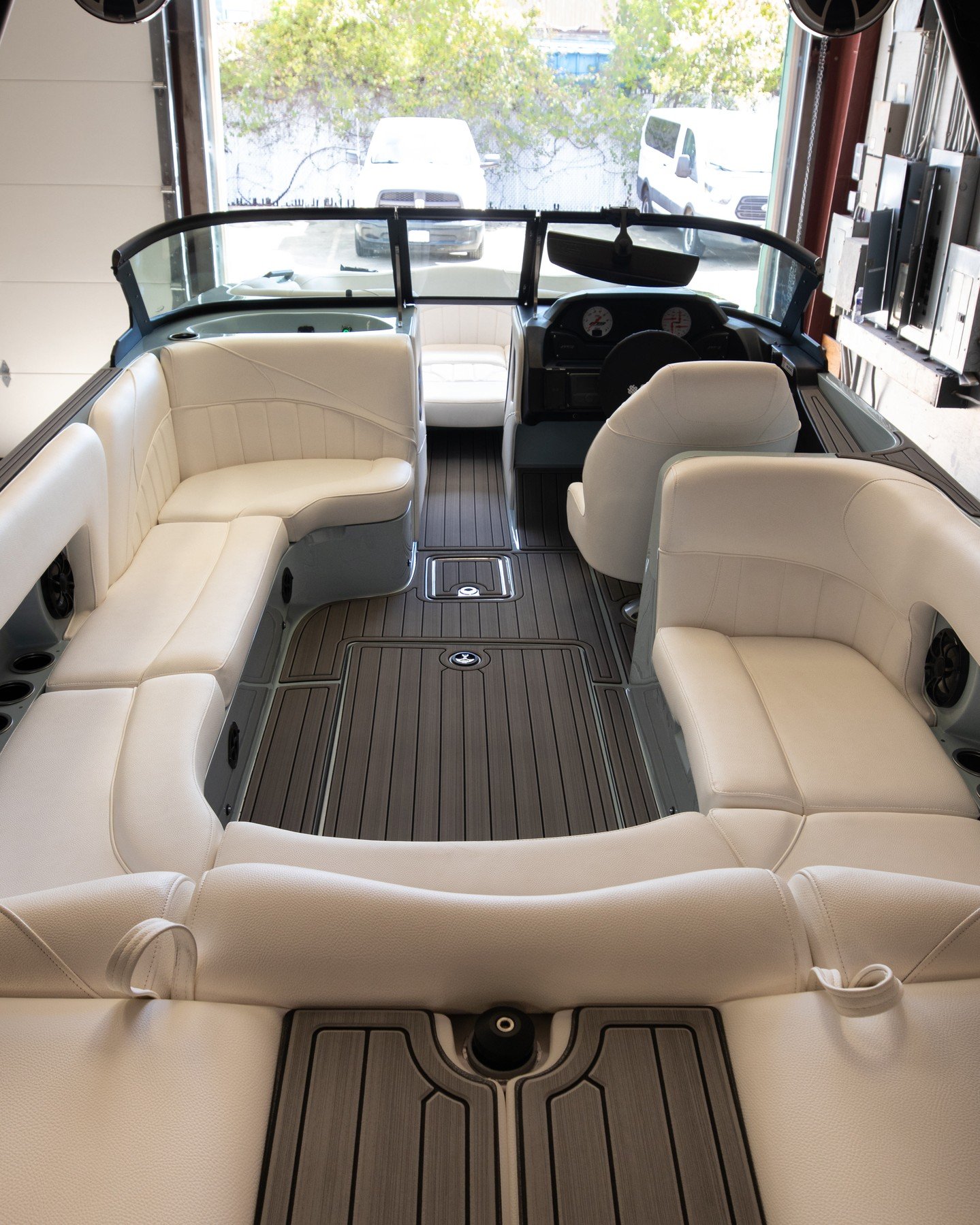 🤍 MB Boats is one of the most customizable boats on the market. Your vision, your style, your boat &mdash; built exactly how you want it. 💯 🔥🌊
ㅤ
From stunning white interiors like this one to custom color combinations, premium materials, and pers