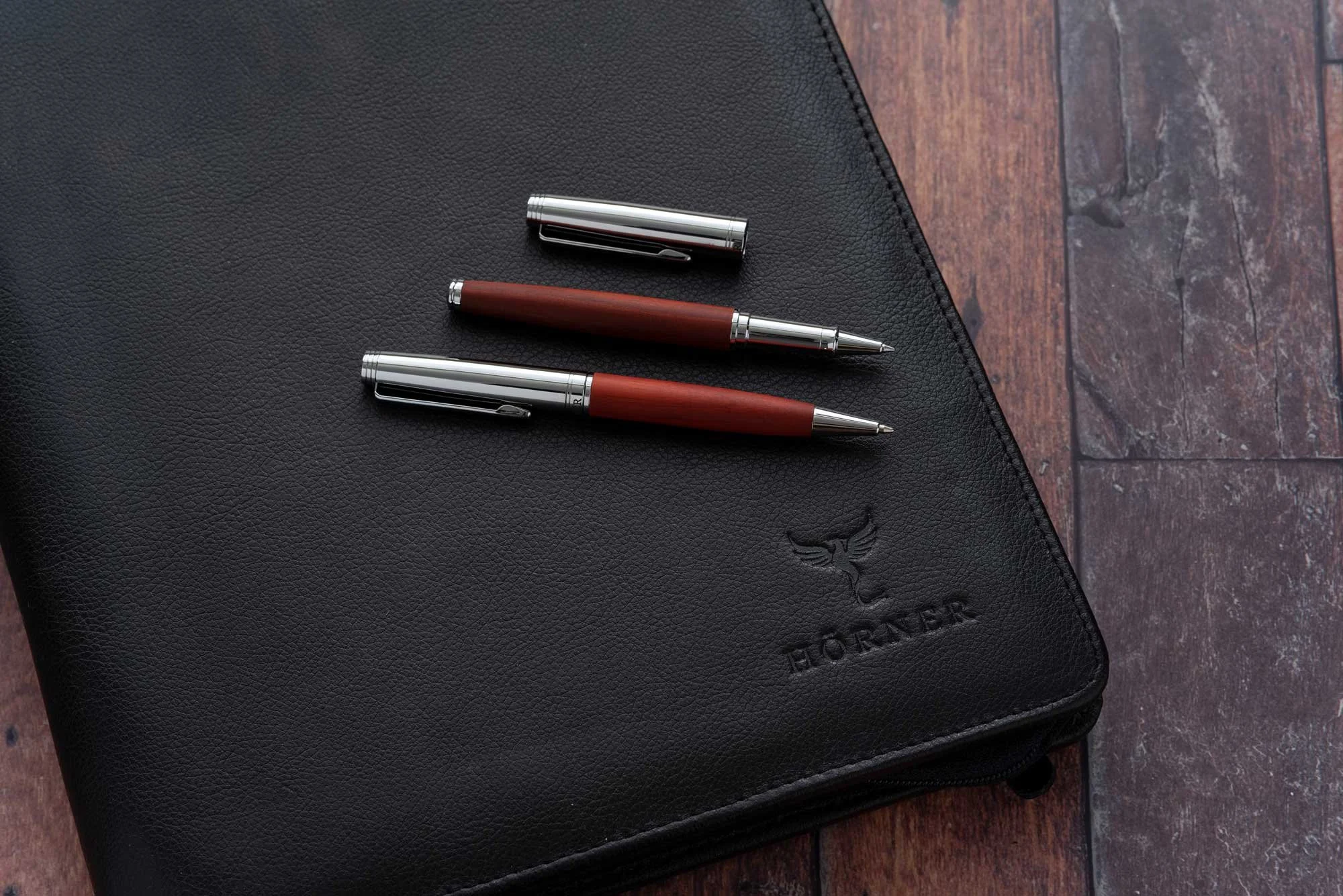 HOeRNER-Legno-Sandelholz-Schreibset-I-Rotholz-I-Edler-Tintenroller-und-Kugelschreiber-I-Werbekugelschreiber-I-Hochwertiges-Werbemittel.jpg