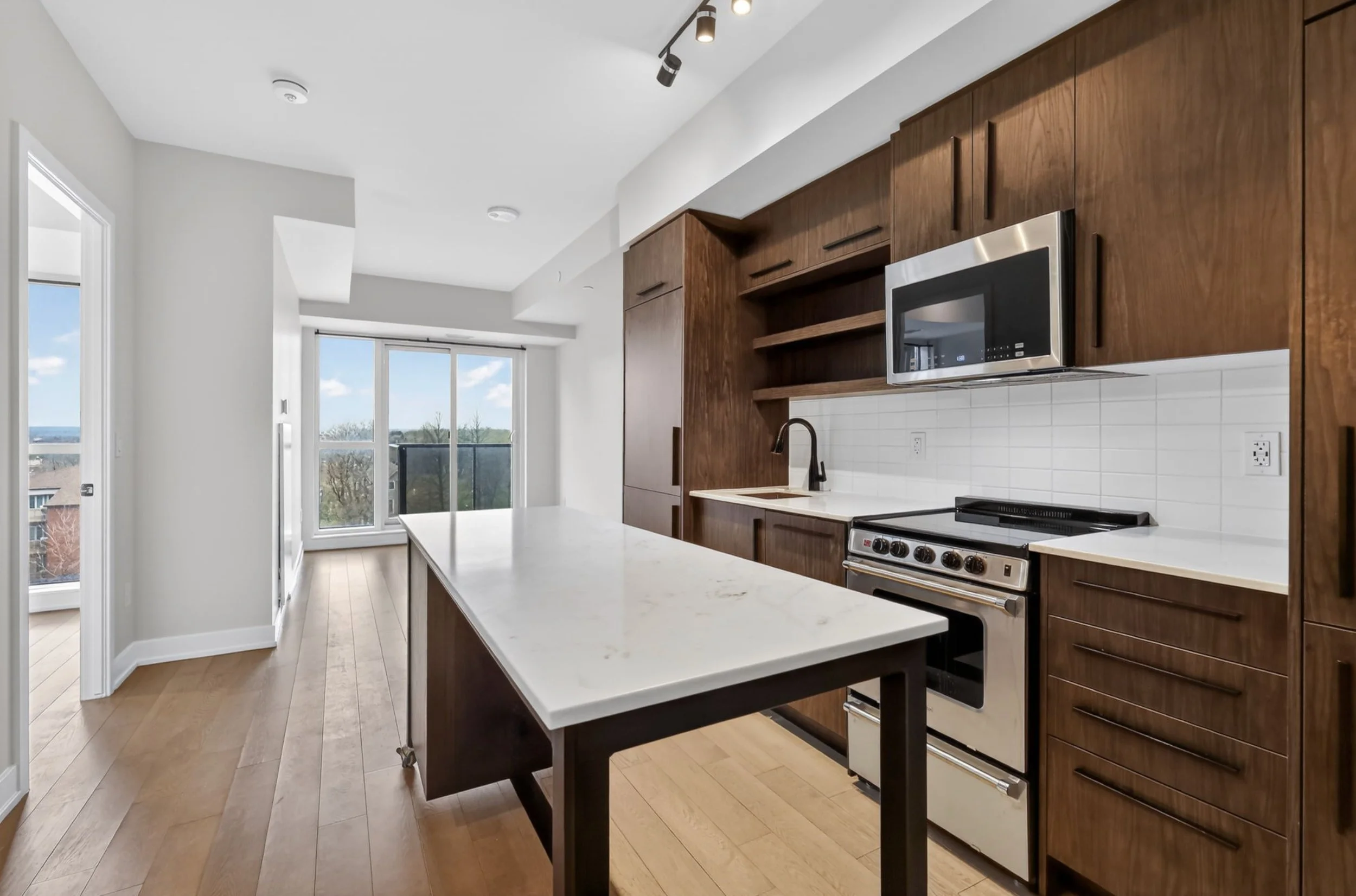 Just Listed at $298, 000 ✨🏙️

A refined take on downtown living in The Charlotte, perfectly positioned in the heart of Sandy Hill.

This stylish 1-bed, 1-bath condo sits on the 5th floor and offers a bright, open-concept layout with engineered hardw