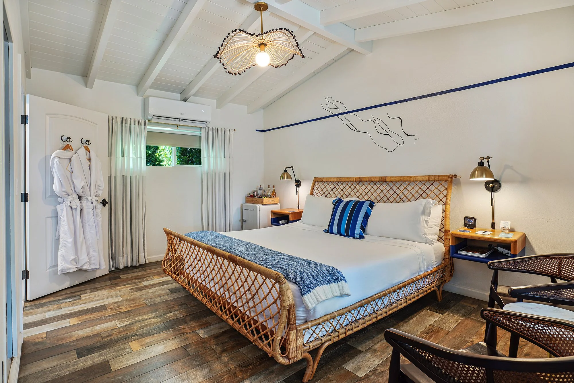 Dive-Palm-Springs-Hotel_Room-7-Le-Jardin-King-(DarkBlue)-Bed-Side-Small.jpg