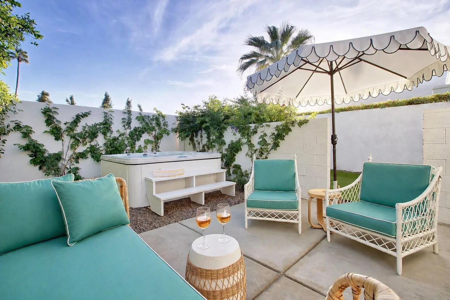Dive-Palm-Springs-Hotel_Room-1-Orchard-Suite-King(AquaBlue)-Patio-Small-Teal.jpg