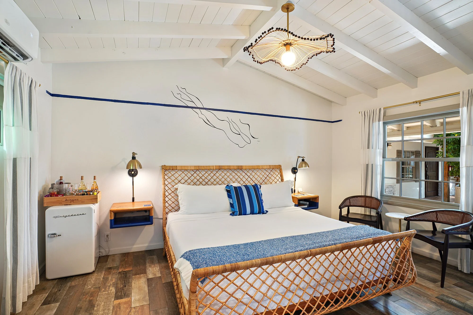 Dive-Palm-Springs-Hotel_Room-7-Le-Jardin-King-(DarkBlue)-Bed-Small.jpg