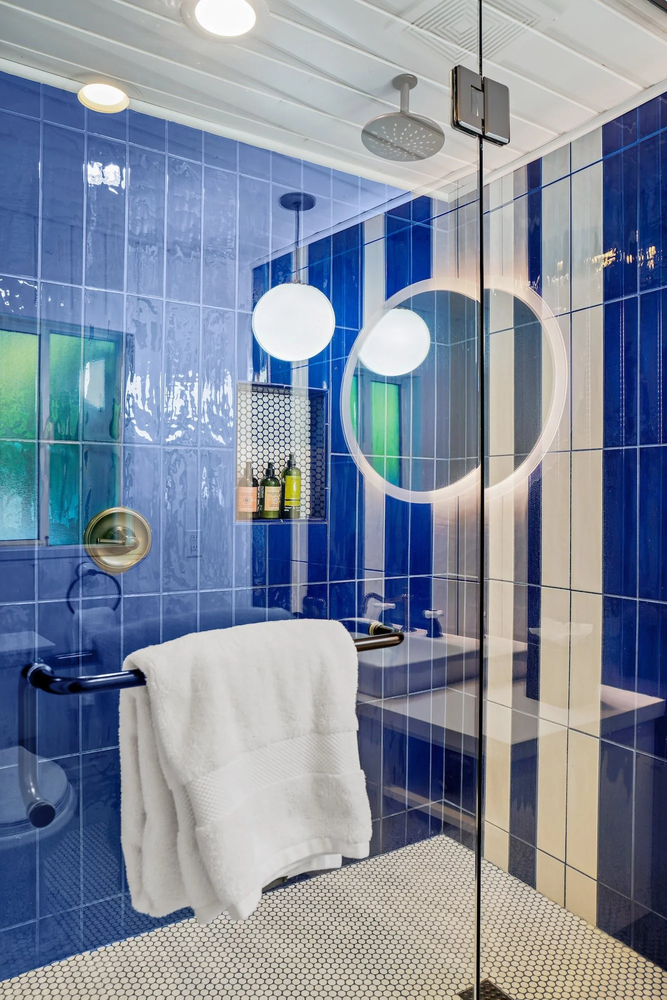 Dive-Palm-Springs-Hotel_Room-7-Le-Jardin-King-(DarkBlue)-Standup-Shower-Small.jpg