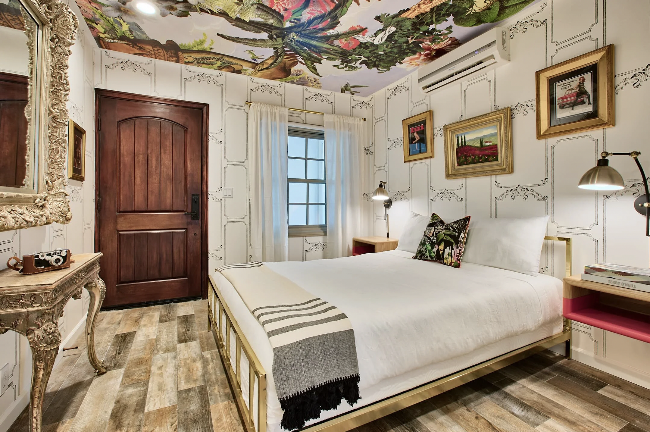 Dive-Palm-Springs-Hotel_Room-8-Le-Reve-King(Red)- Bed-Entrance-Small.png