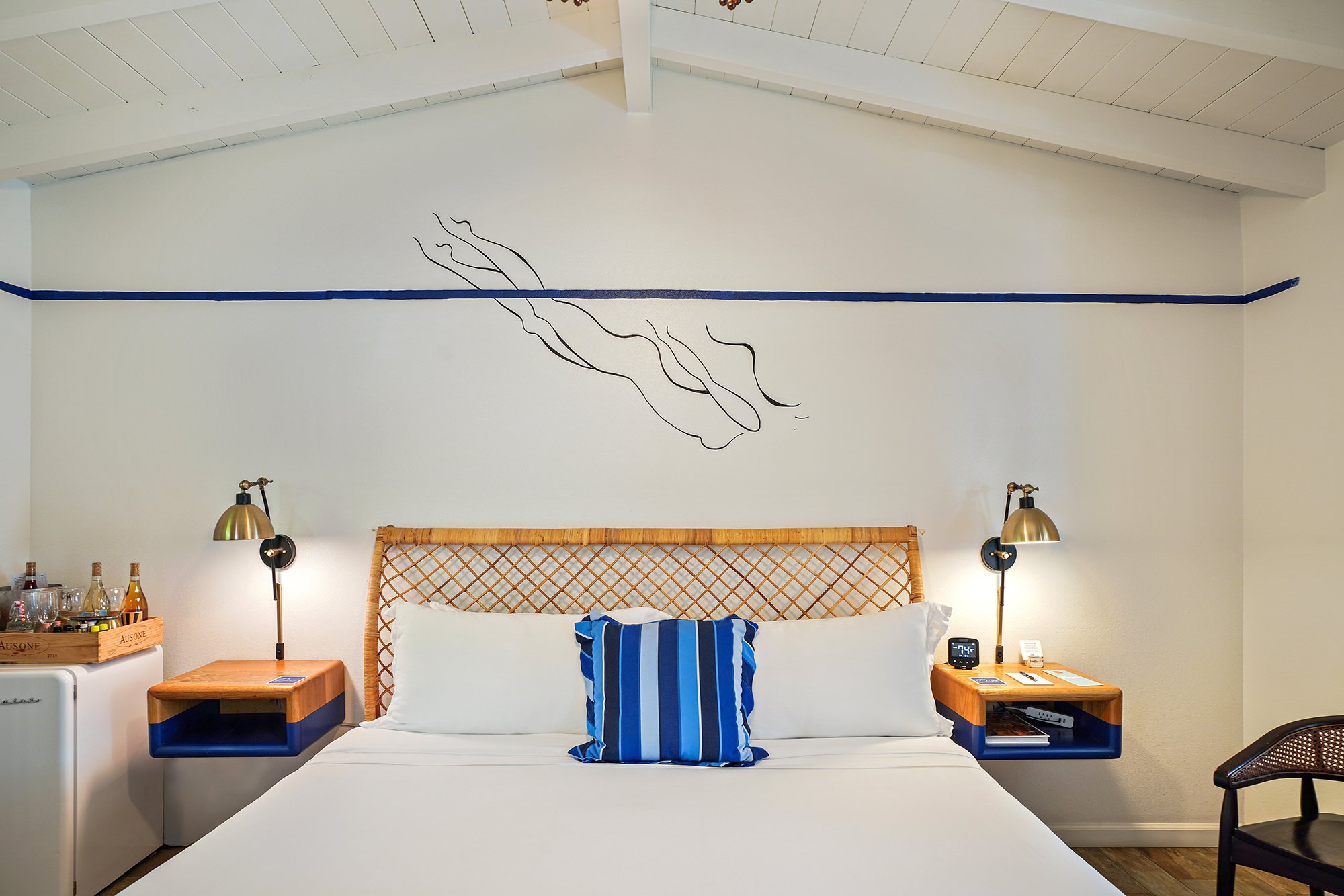 Dive-Palm-Springs-Hotel_Room-7-Le-Jardin-King-(DarkBlue)-Bed-Art-Small.jpg