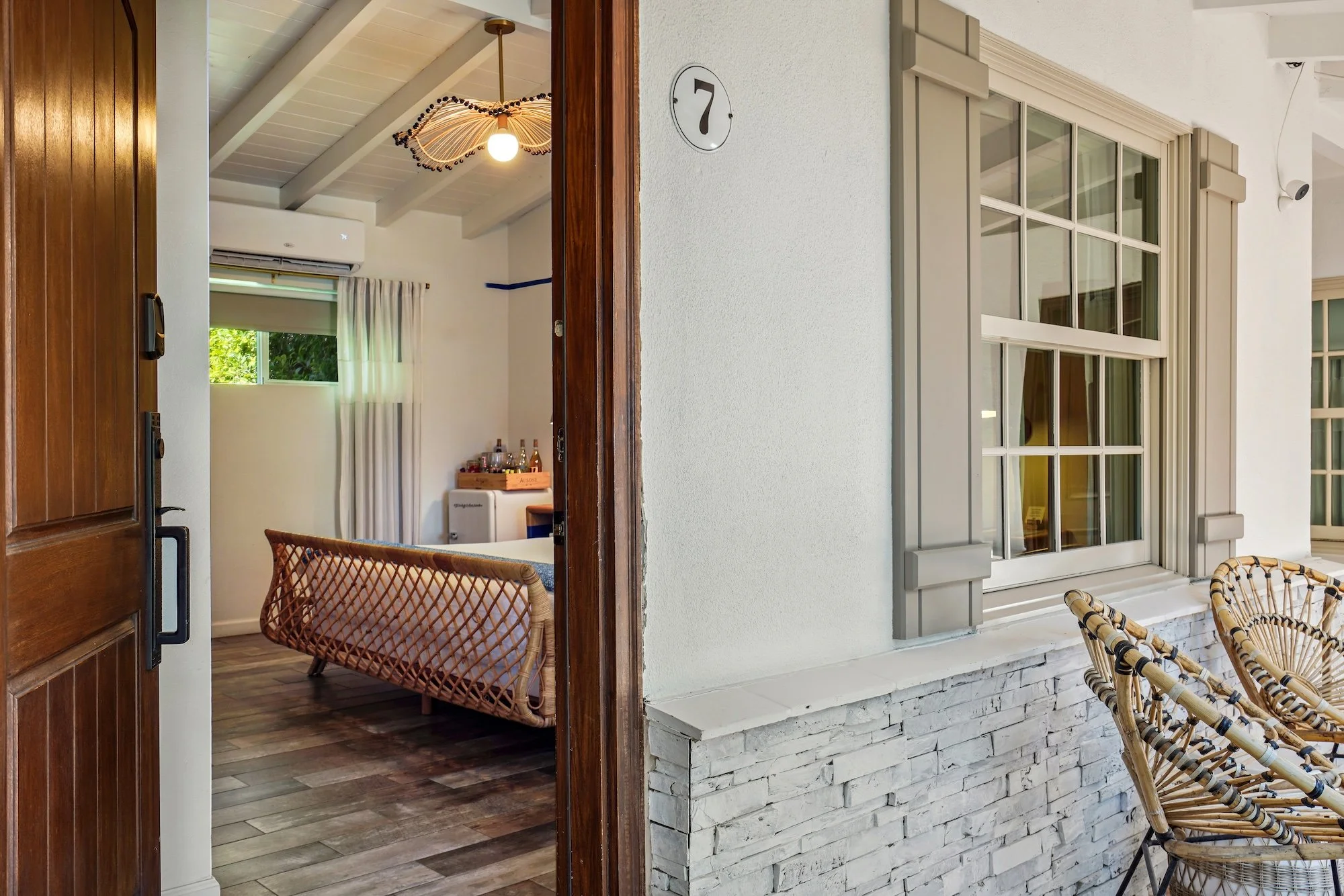 Dive-Palm-Springs-Hotel_Room-7-Le-Jardin-King-(DarkBlue)-Entrance-Small.jpg