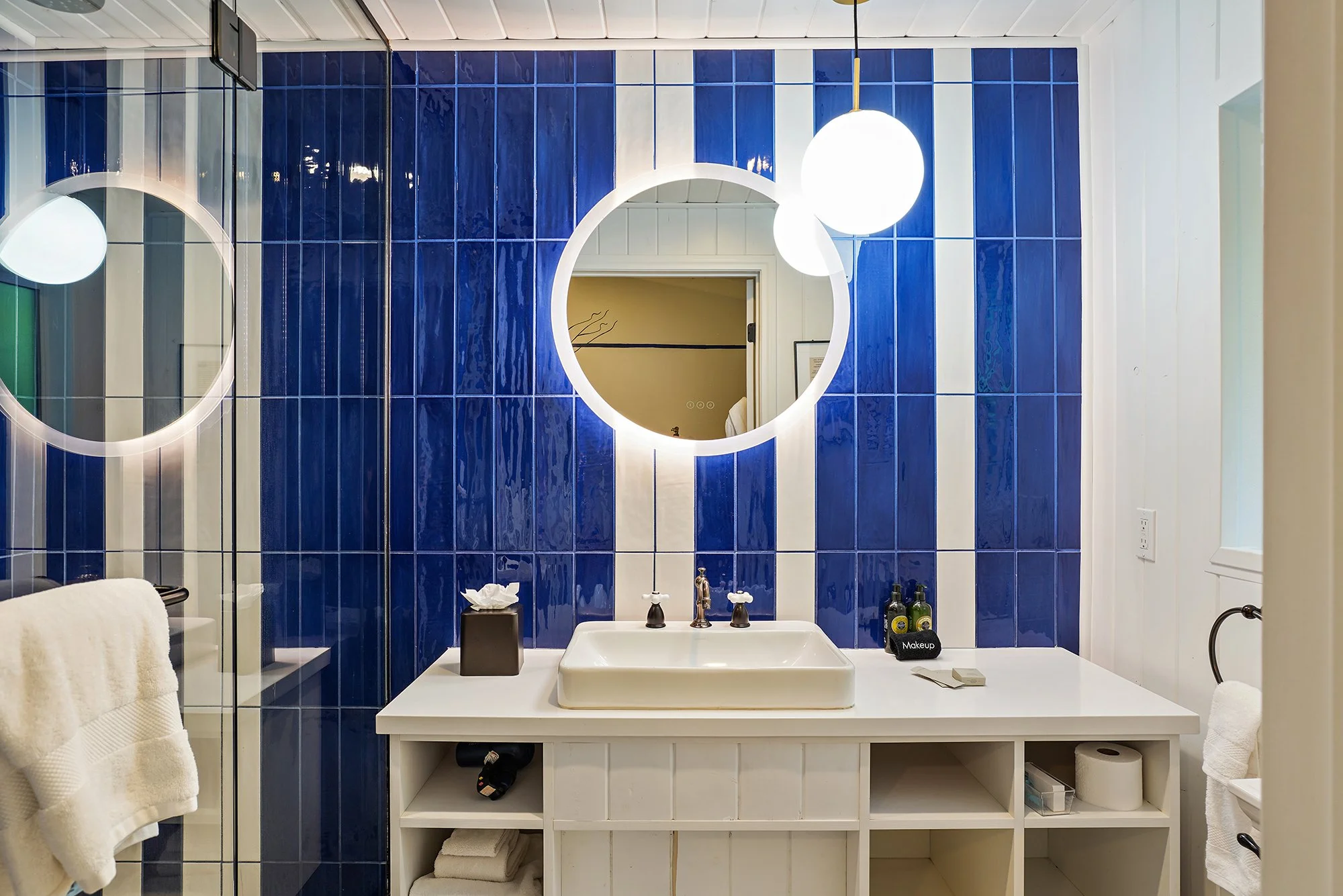 Dive-Palm-Springs-Hotel_Room-7-Le-Jardin-King-(DarkBlue)-Vanity-Sink-Small.jpg