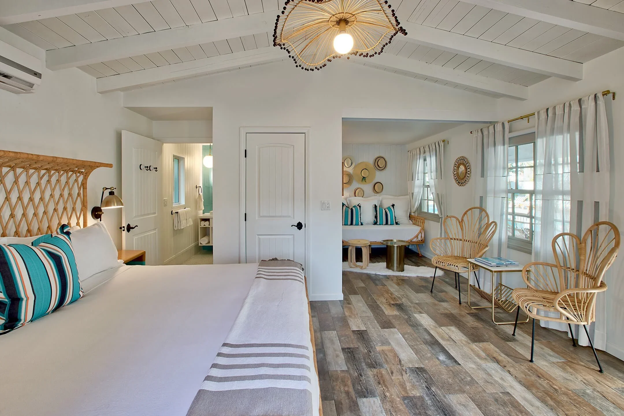 Dive-Palm-Springs-Hotel_Room-01-Orchard-Suite-King-Teal-2.webp