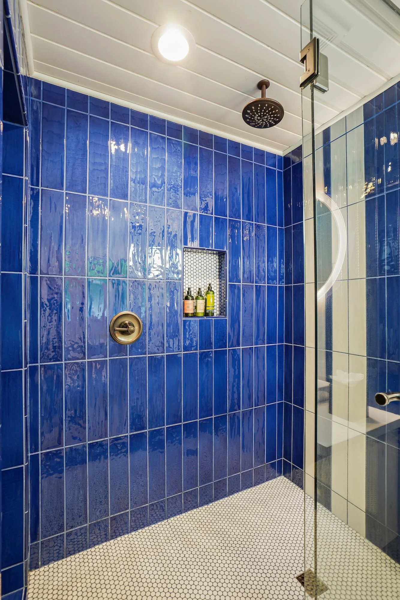 Dive-Palm-Springs-Hotel_Room-7-Le-Jardin-King-(DarkBlue)-Shower-Small.jpg