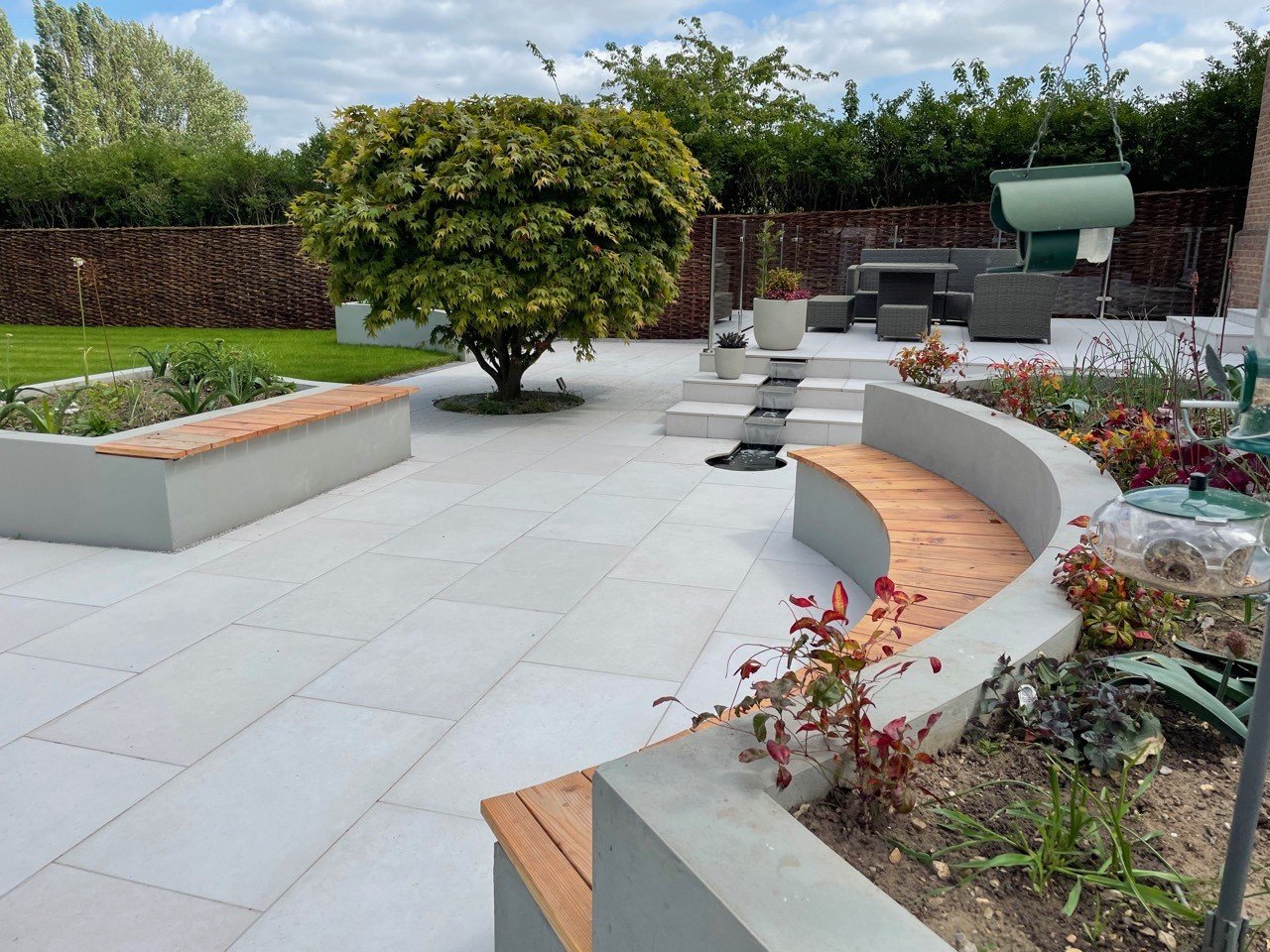 Camilla jousiffe garden design. Rille, Porcelain paving, rendered bed, inbuilt bench