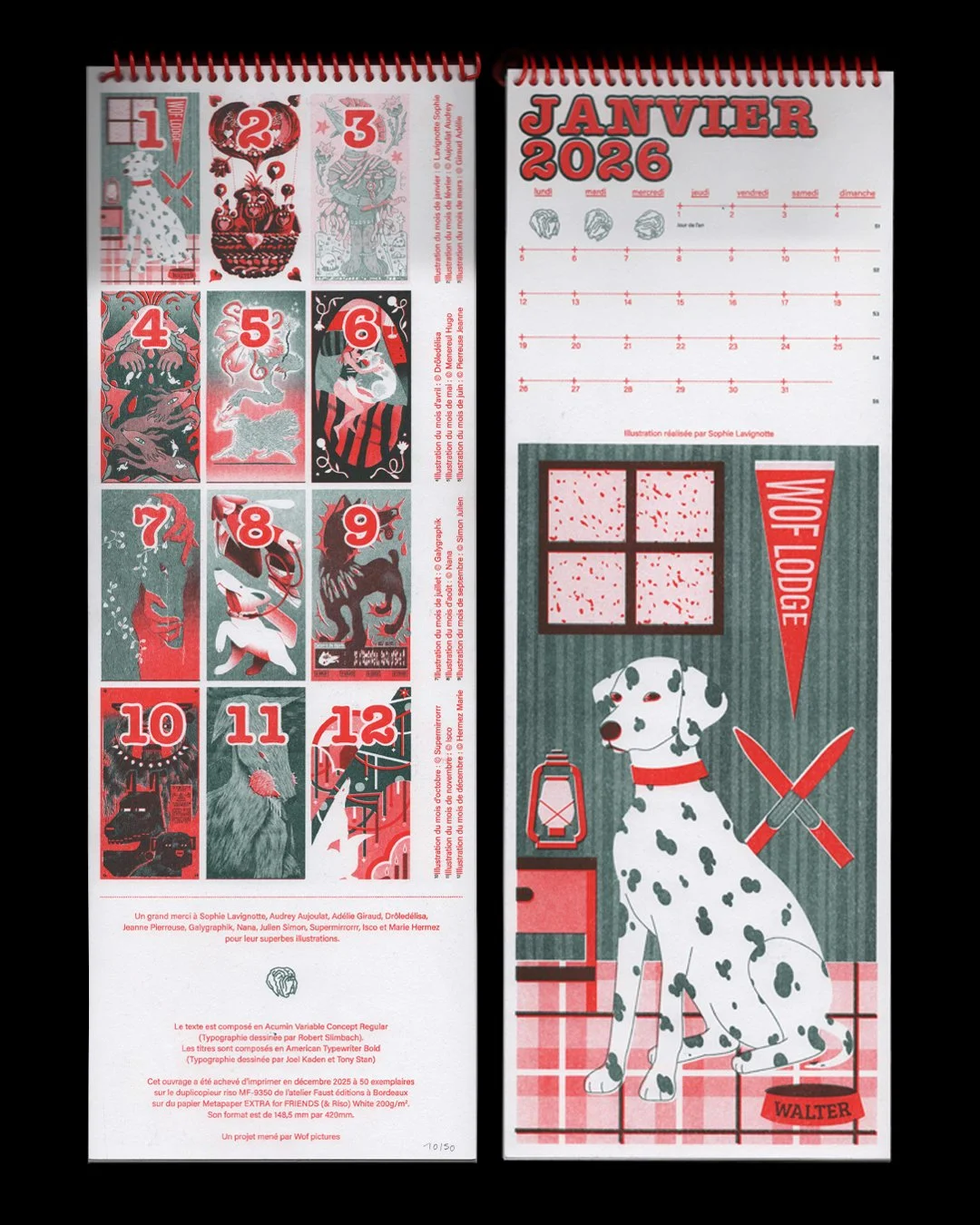 Un calendrier de janvier 2026 avec un chien Dalmatien assis devant une cheminée, un livre, une lampe de poche et d'autres éléments