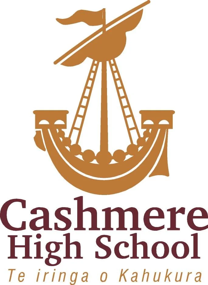 Logo for Cashmere High School featuring a stylized ferris wheel with a flag at the top, and the school's name in English and Māori.