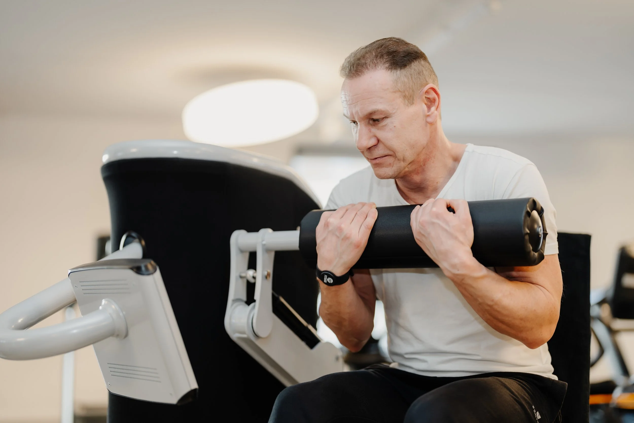 Man doet sit-ups met een rolstoel in een sportschool.