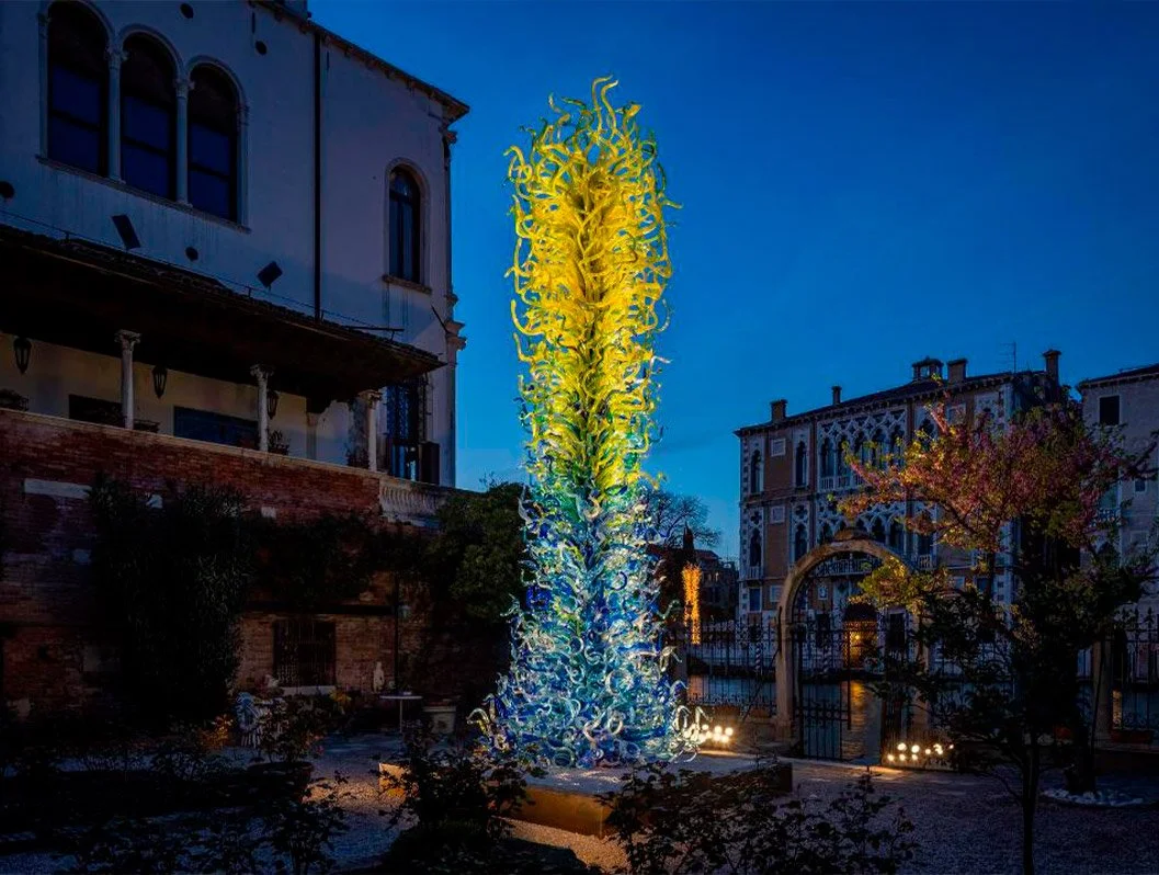 Tre sculture monumentali di luce e vetro atterrano lungo il Canal Grande