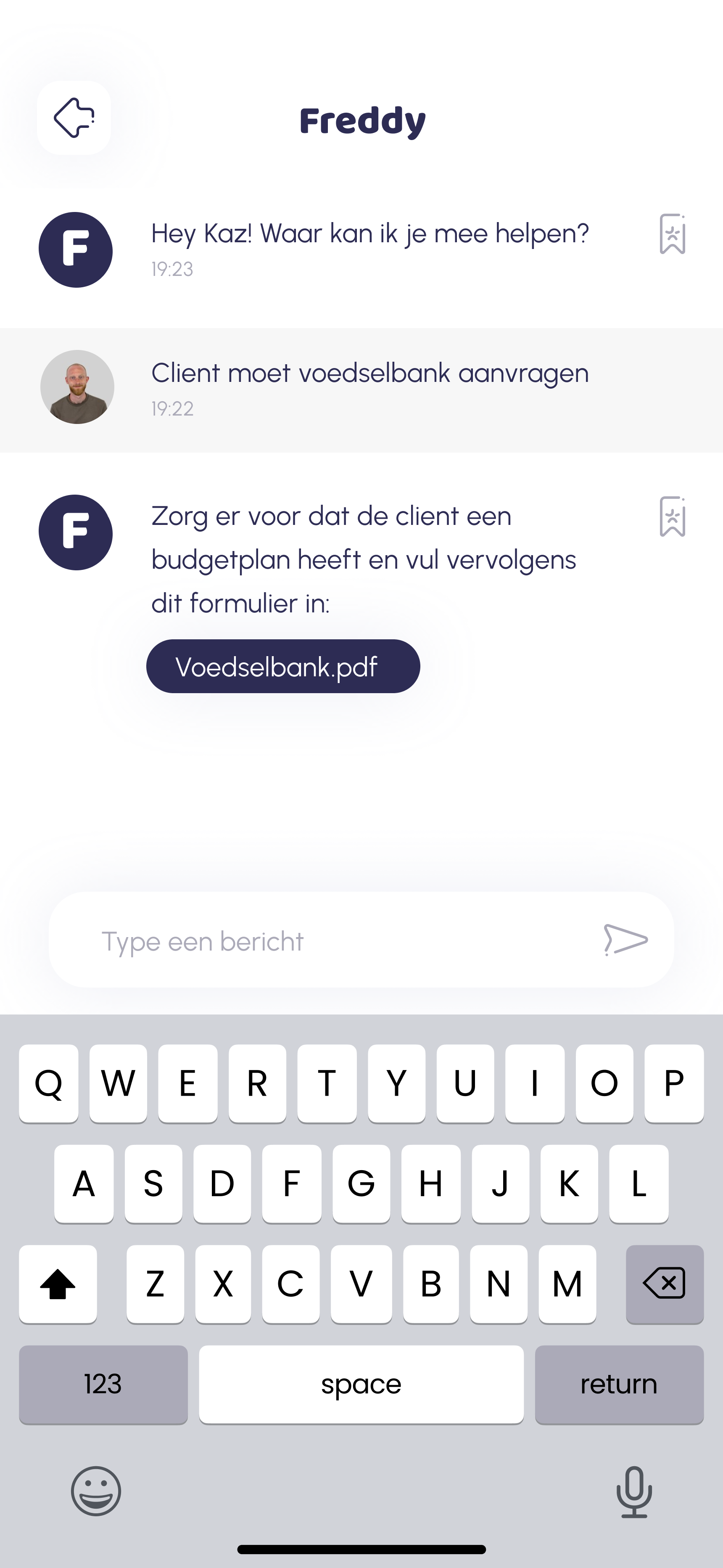 Screenshot. Messenger-app scherm met chatgesprek tussen een klant en een assistent genaamd Freddy. De klant moet een voedselbankaanvraag invullen via een PDF-bestand.