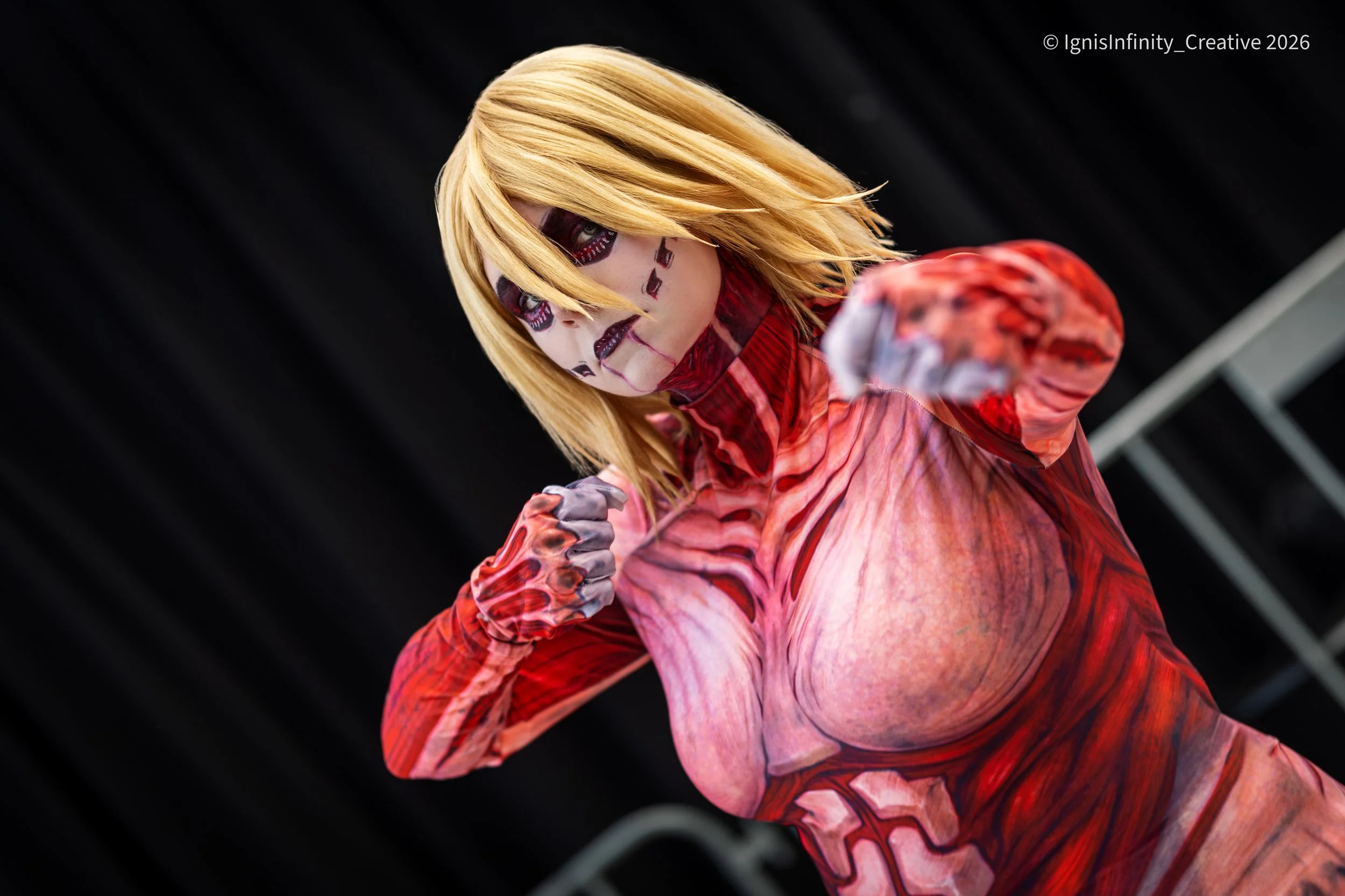 female-titan-annie-leonhart-attack-on-titan-cosplay-comic-con-holland-muscle-suit.jpg.jpg