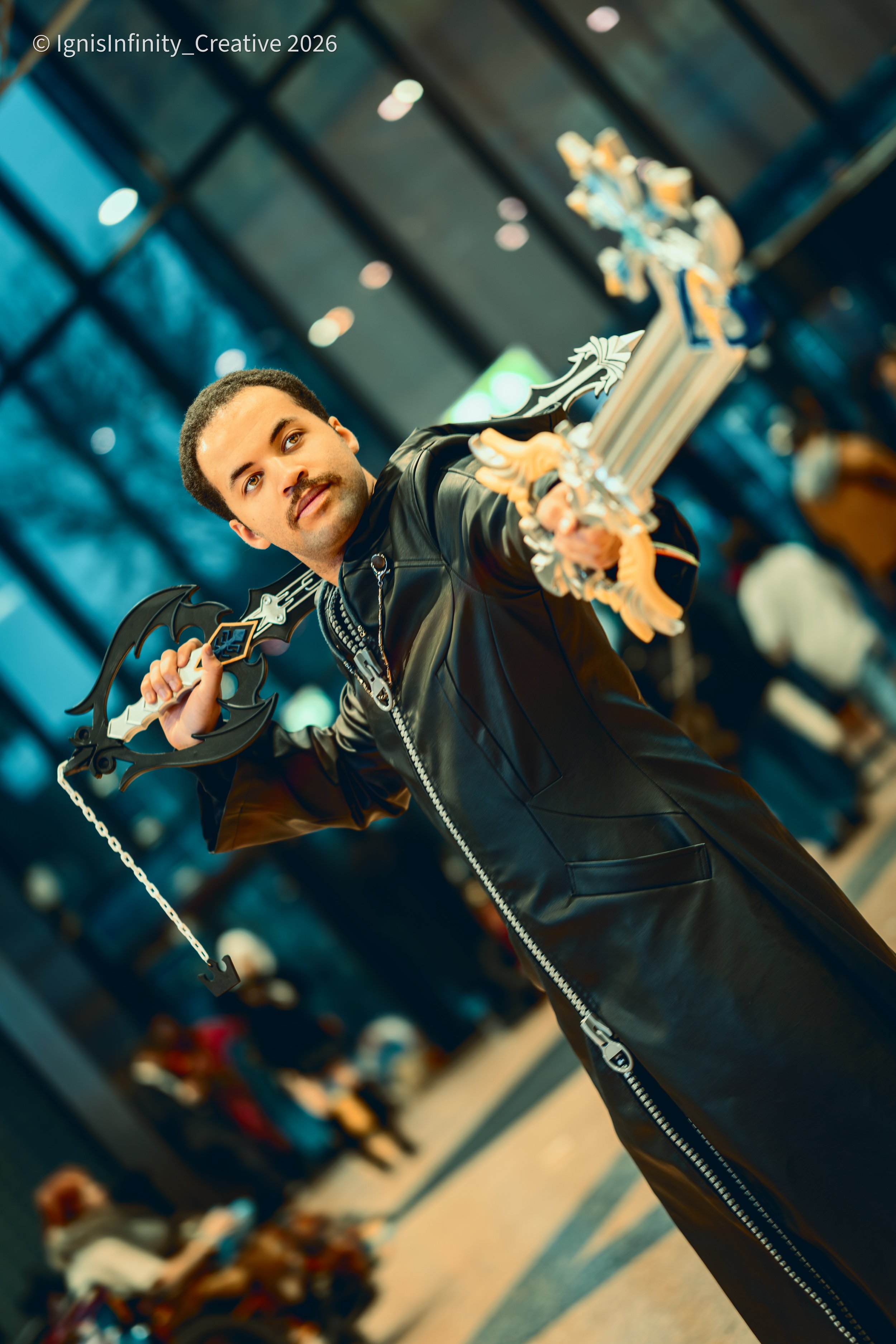 Roxas (Kingdom Hearts) dual Keyblades ready – fierce combat pose at convention.
Photographer: IgnisInfinity Creative | Cosplayer: @deantje20