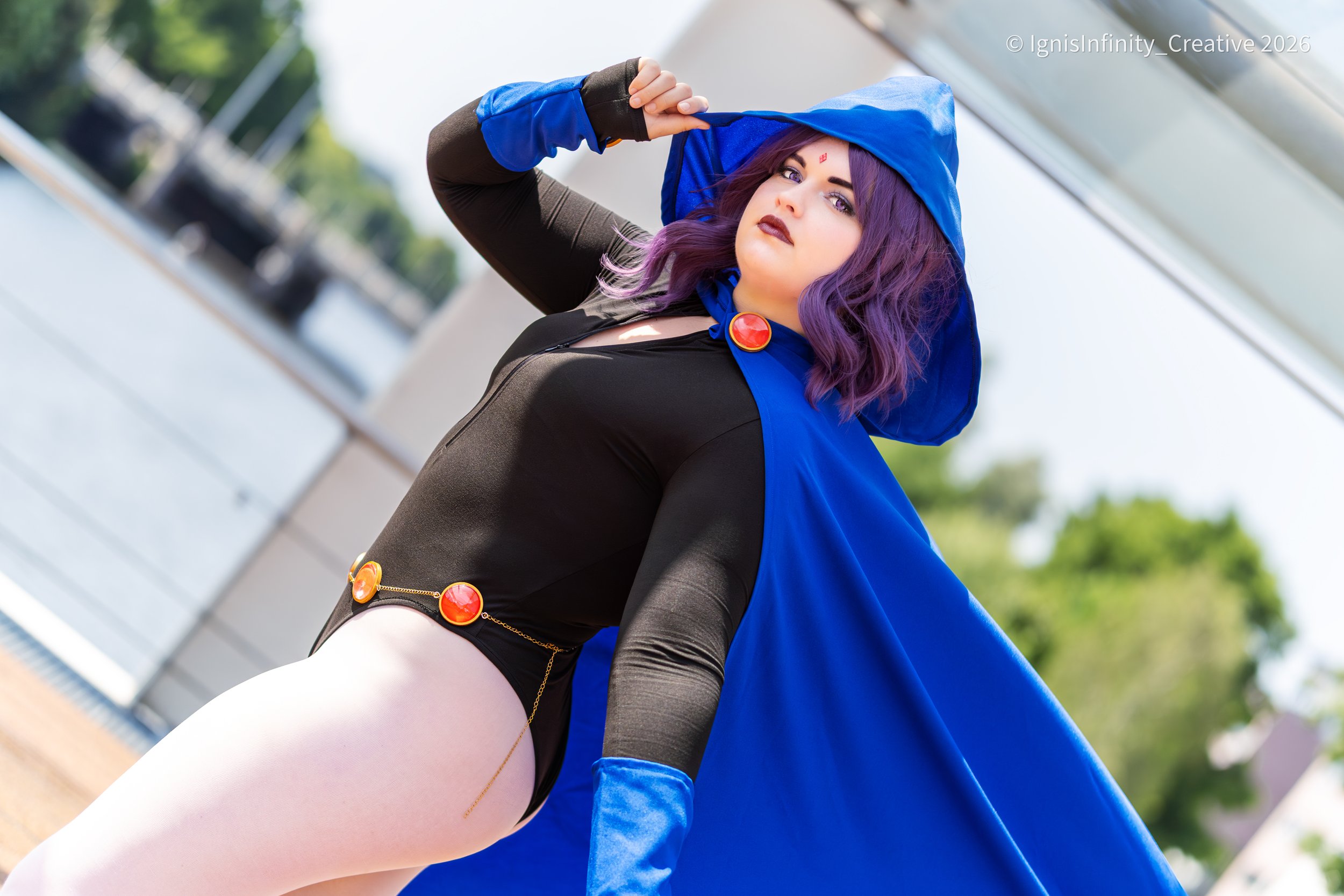 Raven (Teen Titans) channeling her inner demon – intense hood pose at Heroes Dutch Comic Con in Utrecht, Netherlands. Photographer: IgnisInfinity Creative | Cosplayer: @satsujin
.cos