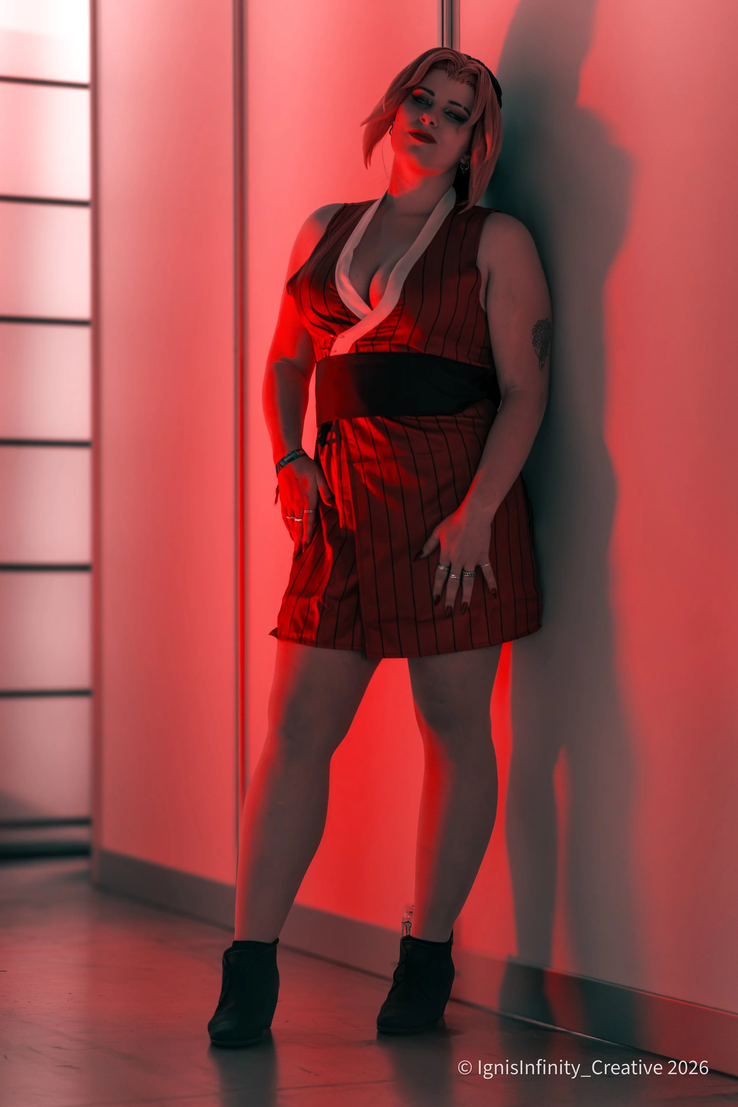 Makio (Demon Slayer) bringing fiery Tengen wife energy – blonde twin-tails, red ribbons, checkered outfit in playful indoor lean.
Photographer: IgnisInfinity Creative | Cosplayer: @pascalle.cos
