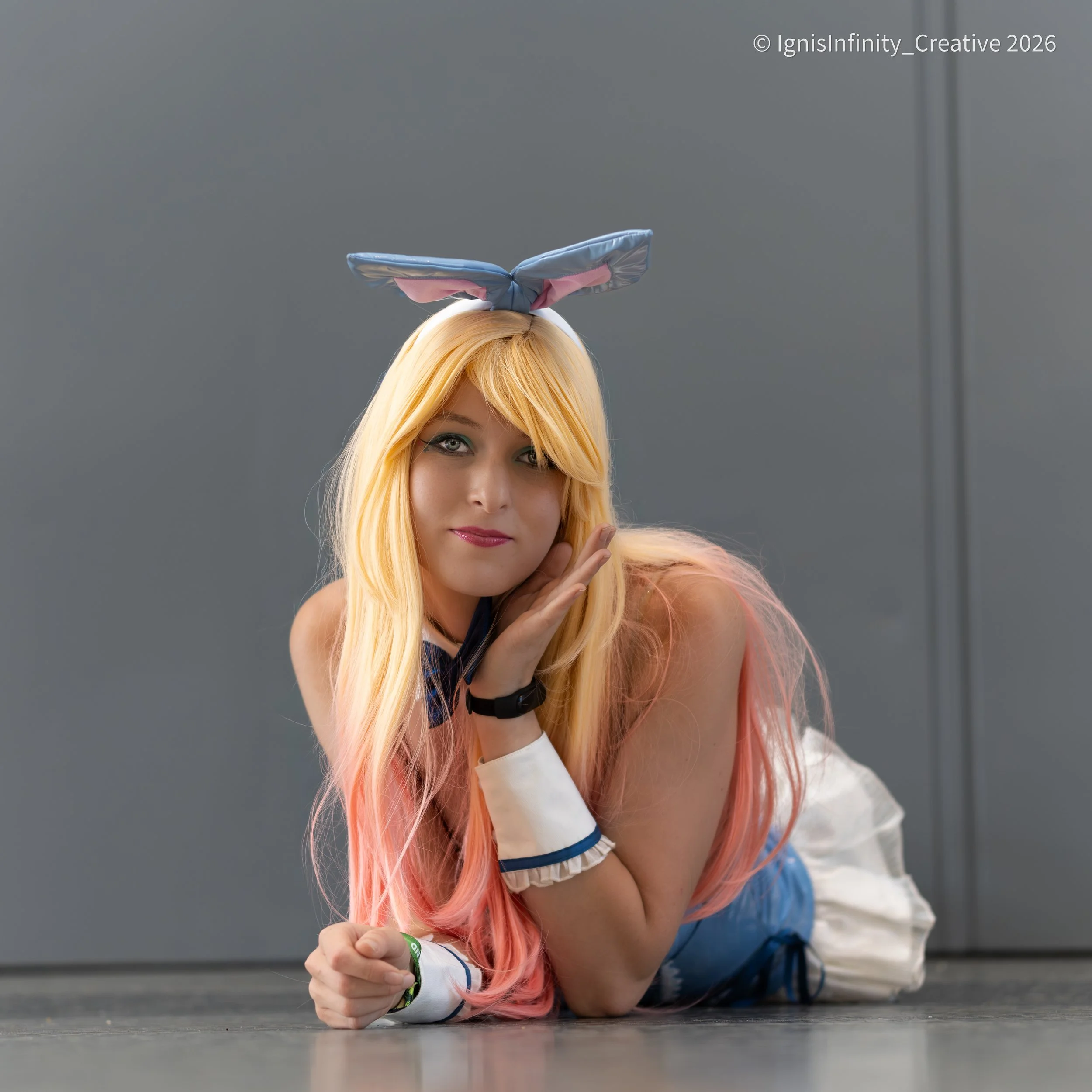 Marin Kitagawa (My Dress-Up Darling) owning the floor – blue bunny maid, big bow, full playful energy at convention.
Photographer: IgnisInfinity Creative | Cosplayer: @cos_playbyiris