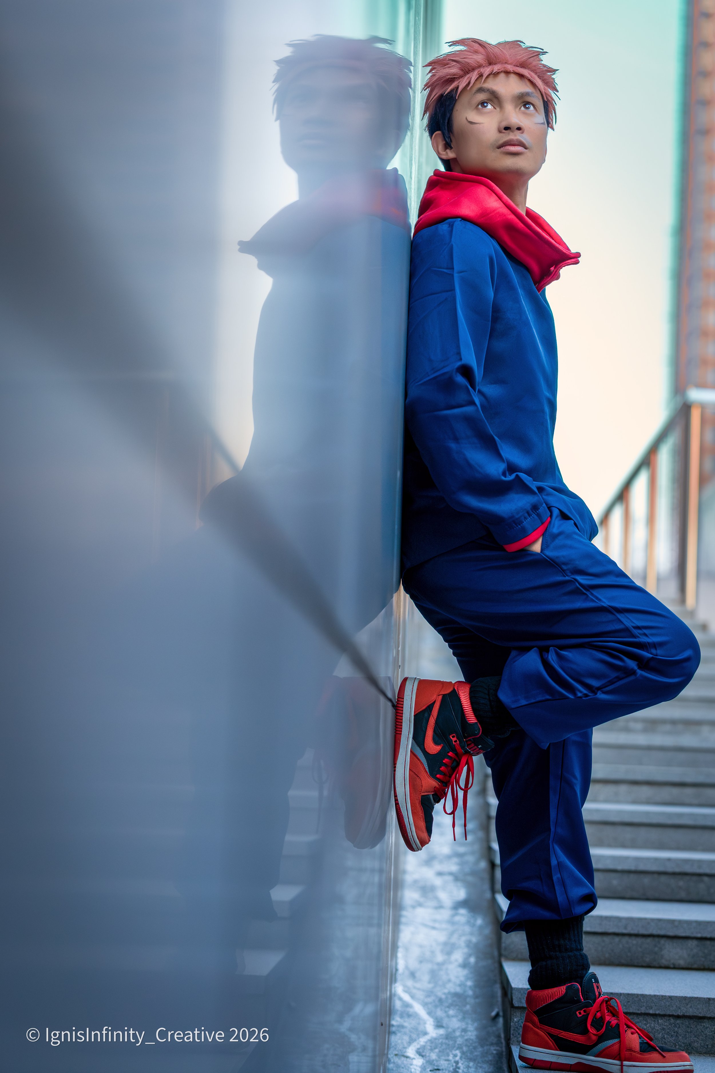 yuji-itadori-jujutsu-kaisen-cosplay-amsterdam-glass-reflection-casual-pose.jpg.jpg