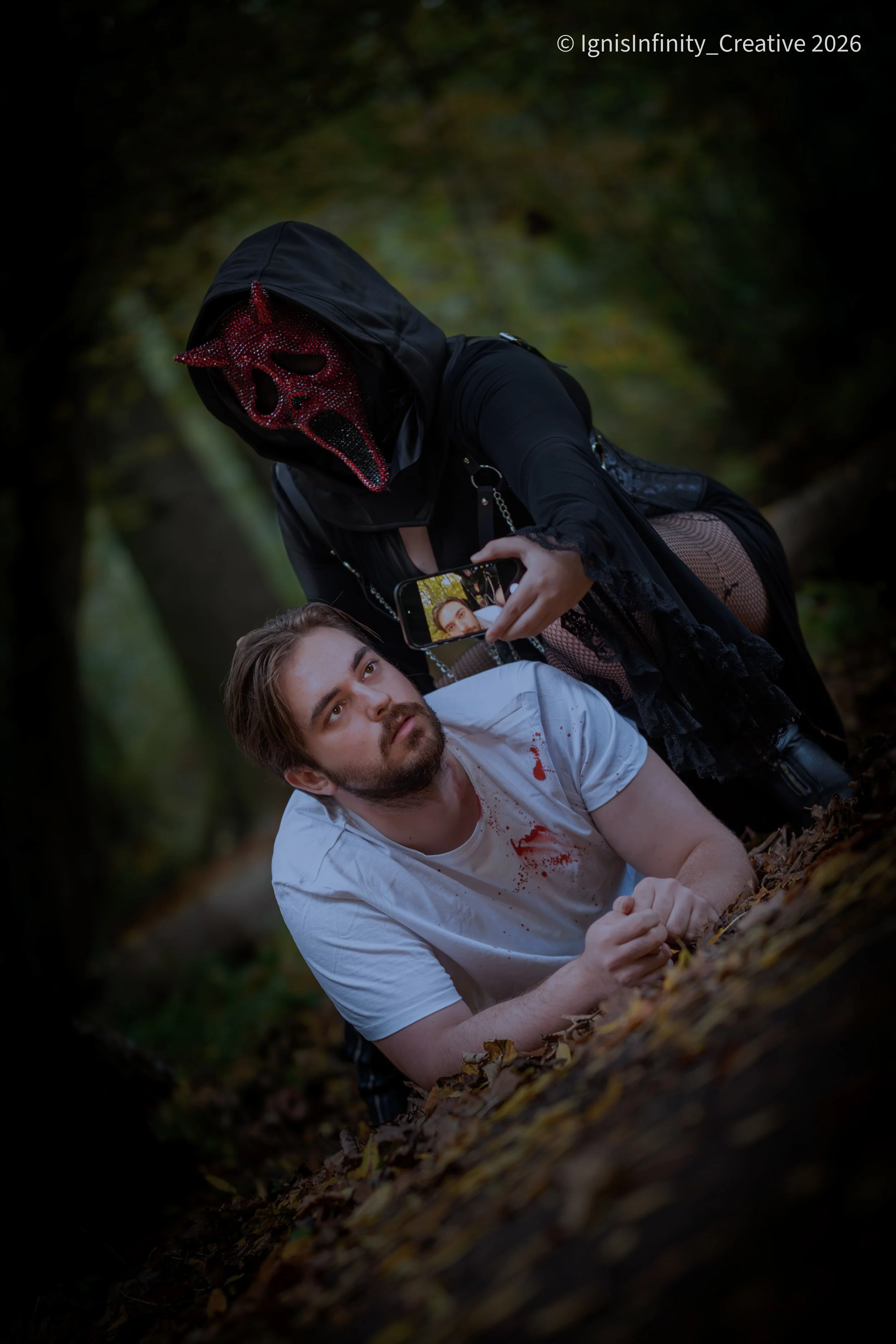 Female Ghostface (Scream) by @satsujin.cos takes a chilling victim selfie during Halloween photoshoot in Kralingse Bos, Rotterdam. Fake blood, fake props – pure spooky fun! © IgnisInfinity_Creative 2026