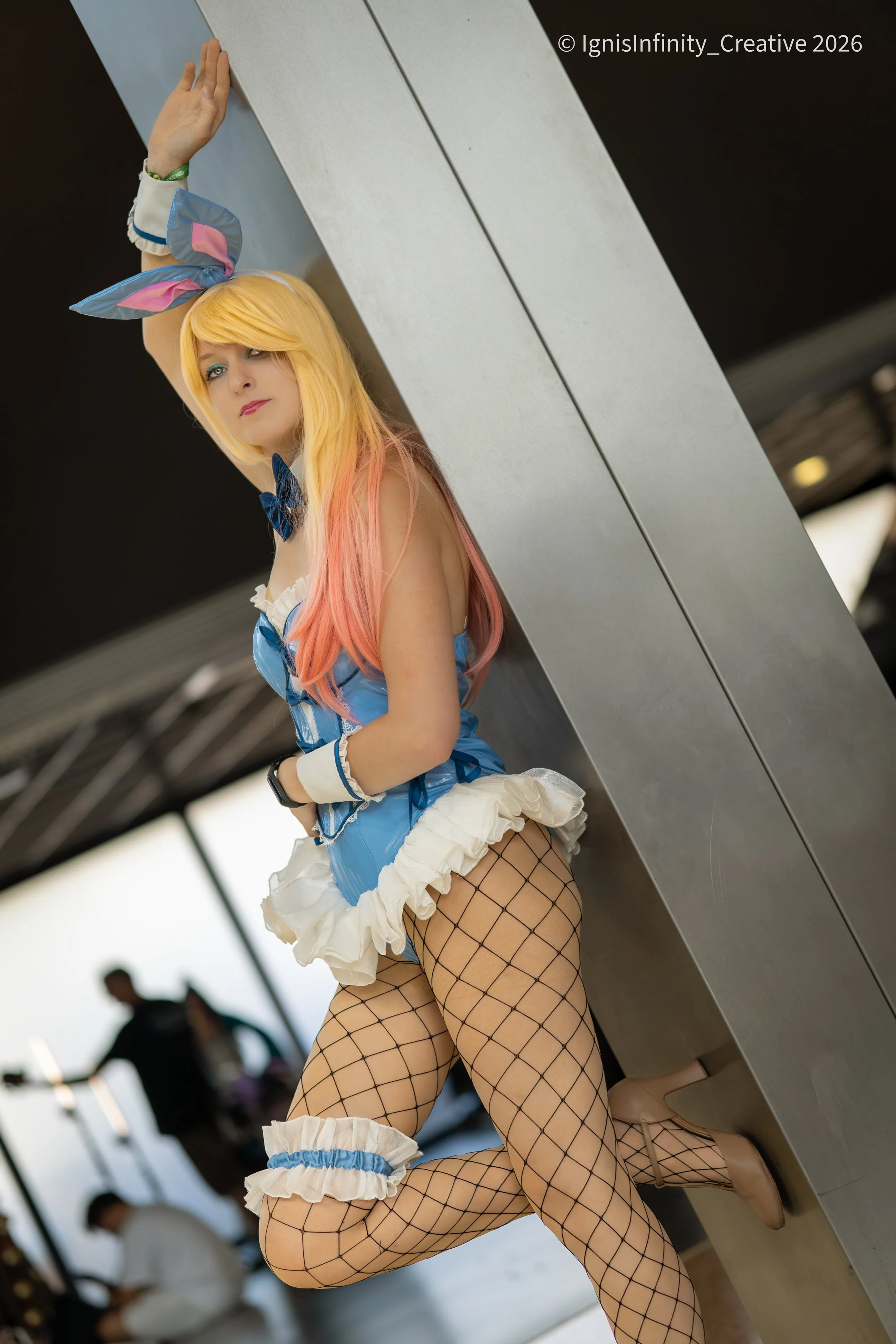 Marin Kitagawa (My Dress-Up Darling) serving bunny maid realness – blue outfit, big bow, full playful energy indoors.
Photographer: IgnisInfinity Creative | Cosplayer: @cos_playbyiris

