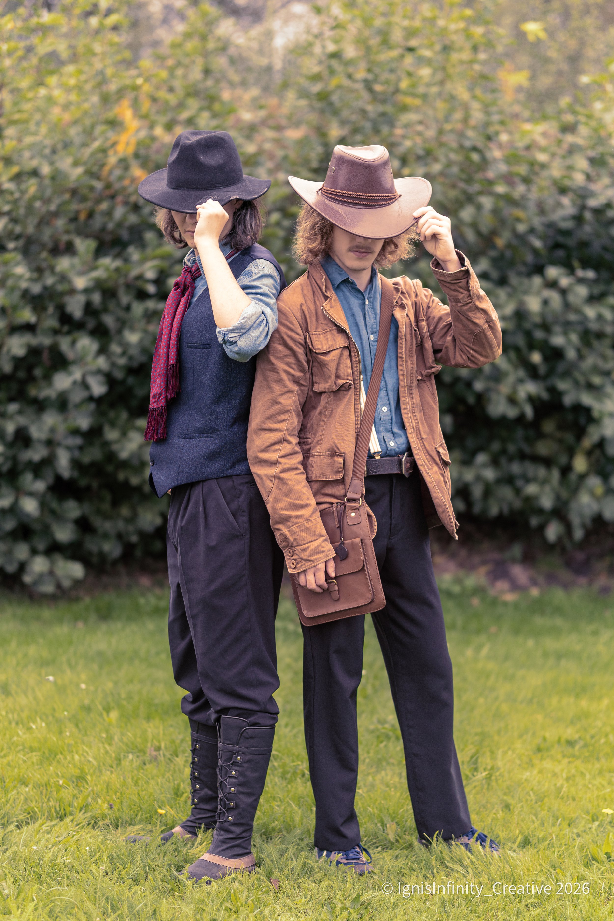 Red Dead Redemption 2 outlaw duo – back-to-back, hats tipped, ready for the next showdown in the green outdoors.
Photographer: IgnisInfinity Creative | Cosplayers: @aurakid.cos & @kunimitsu.cos