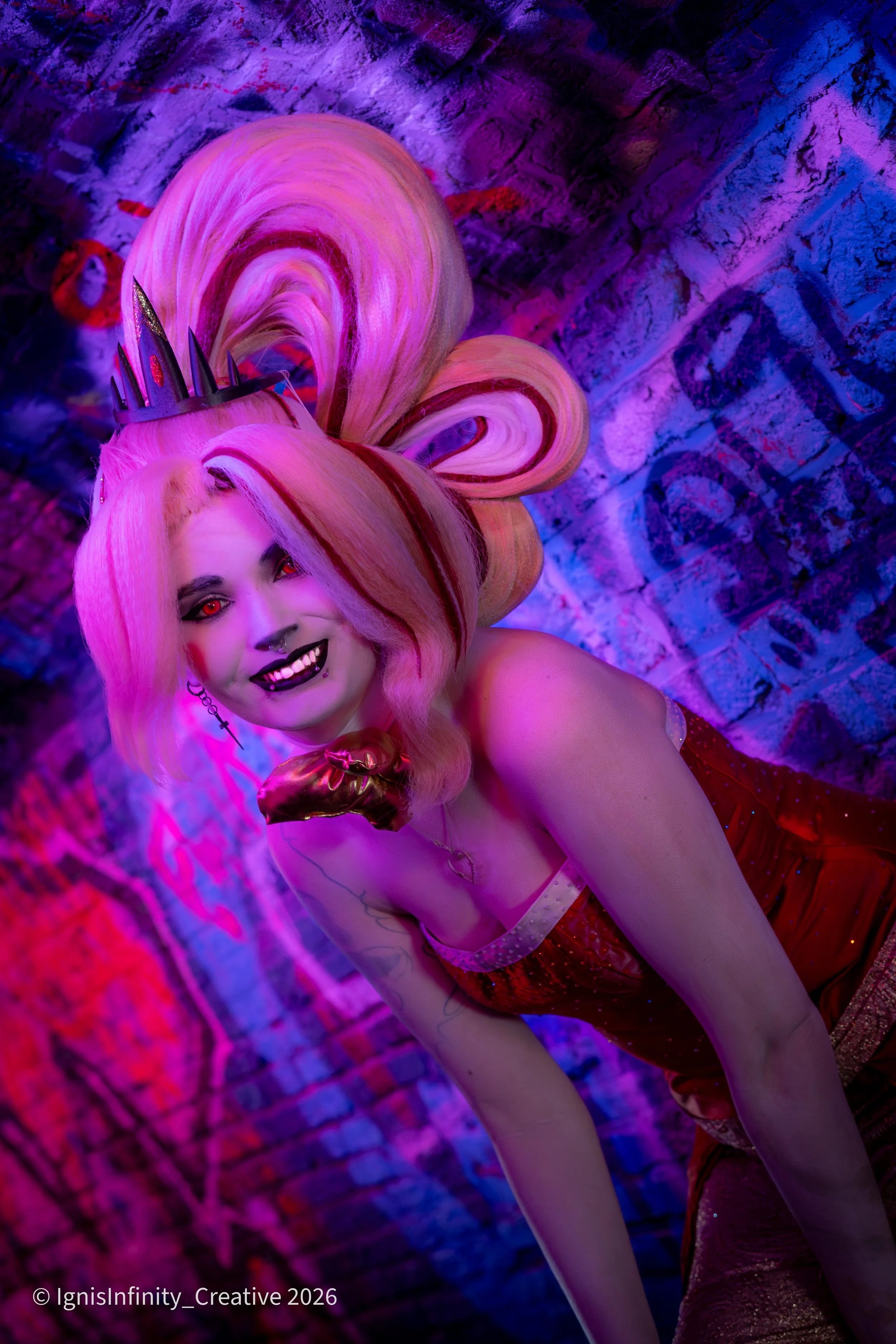 Charlie Morningstar uit Hazbin Hotel cosplay door Lunar Drake – levendige cinematische portret met roze haar, kroon en dramatische belichting, geschoten in Utrecht door IgnisInfinity Creative 2026