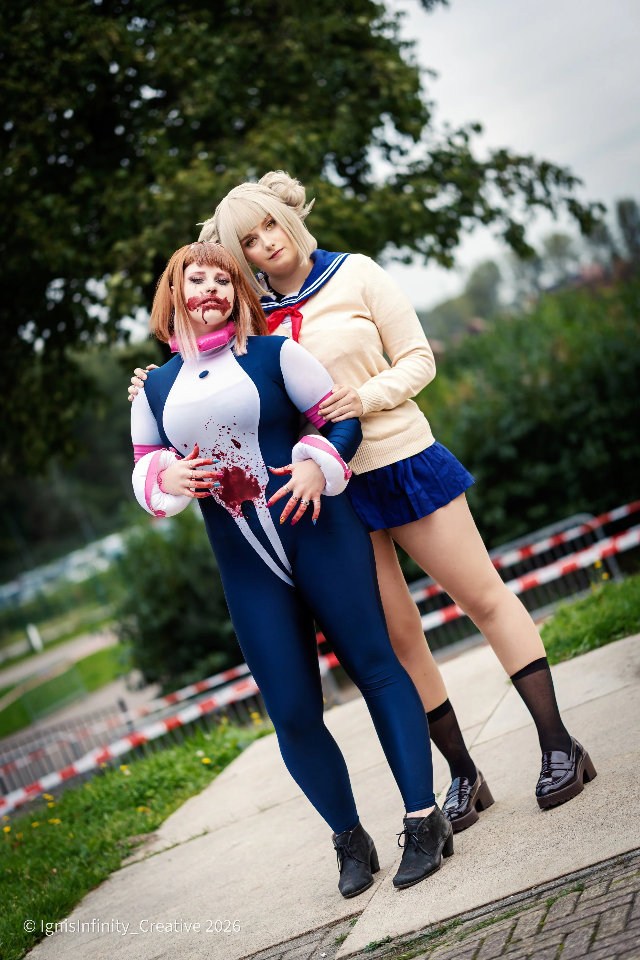 Ochako Uraraka & Himiko Toga (My Hero Academia) – blood, gravity, and chaos in playful outdoor lift pose.
Photographer: IgnisInfinity Creative | Cosplayers: @pascalle.cos & @devilish.soda

