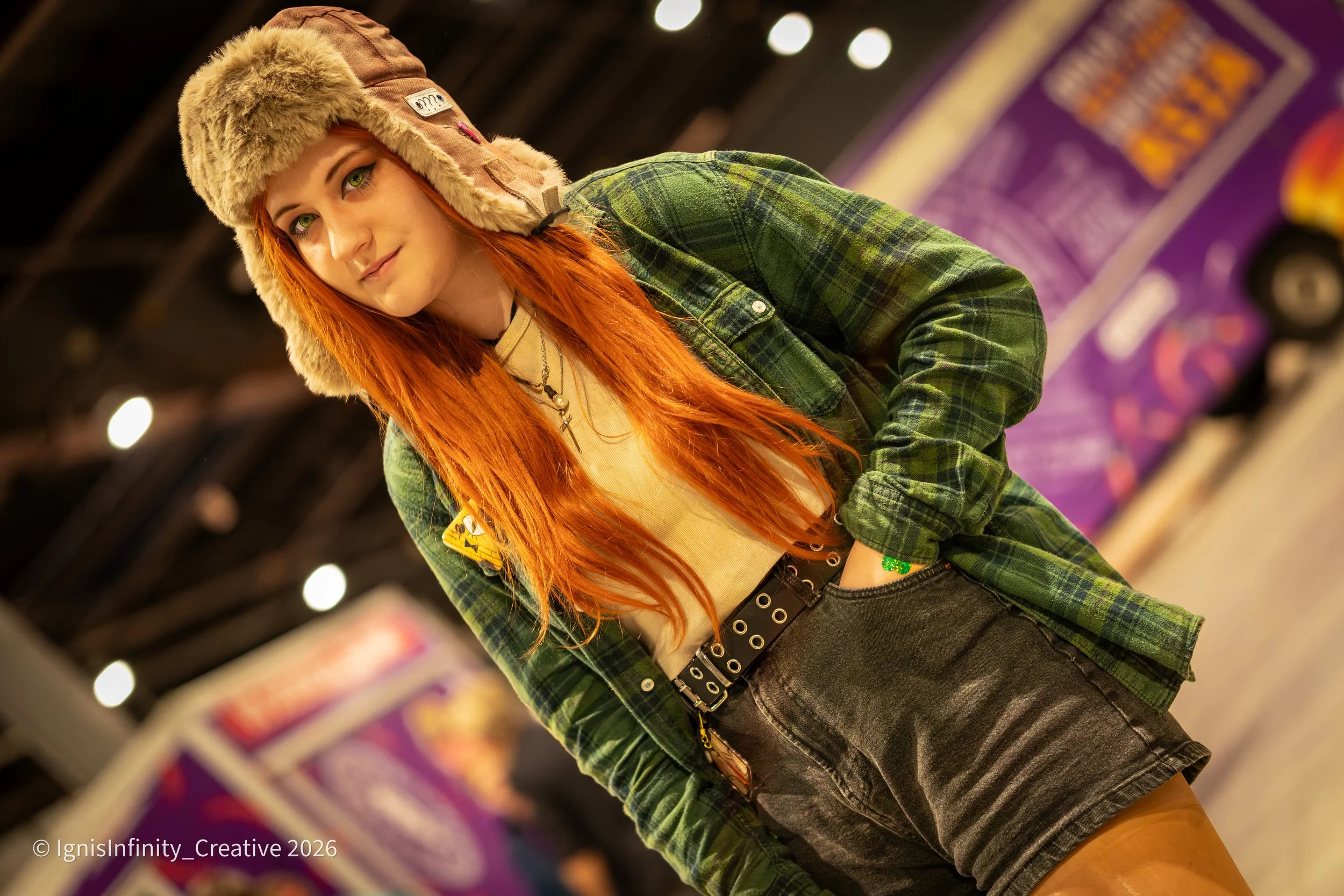 Wendy Corduroy (Gravity Falls) chilling with that laid-back vibe – red hair, plaid flannel, trapper hat at convention.
Photographer: IgnisInfinity Creative | Cosplayer: @determined_cosplayer