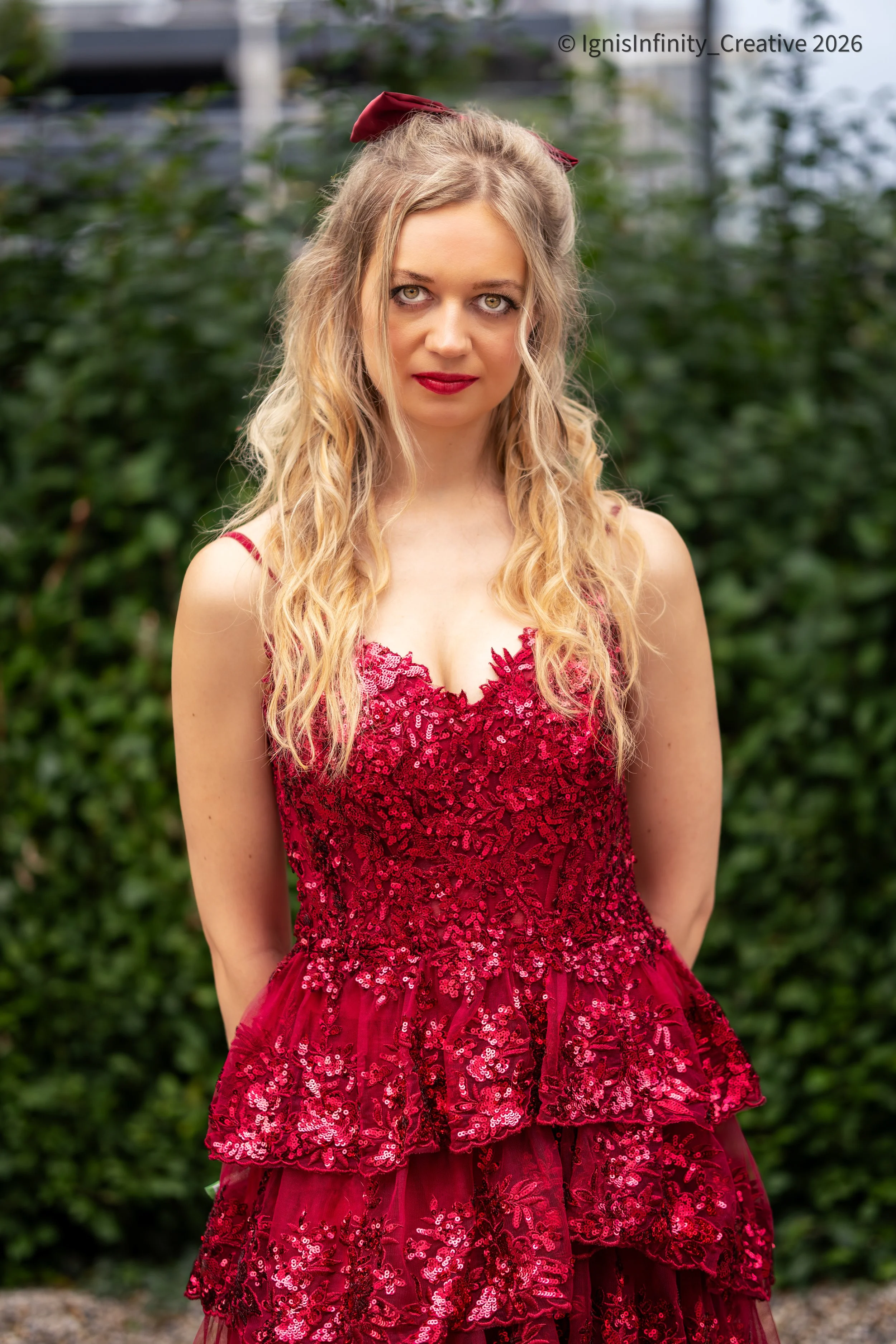 Aerith (Final Fantasy VII) in her signature red dress – gentle elegance in natural daylight.
Photographer: IgnisInfinity Creative | Cosplayer: @dark_friede