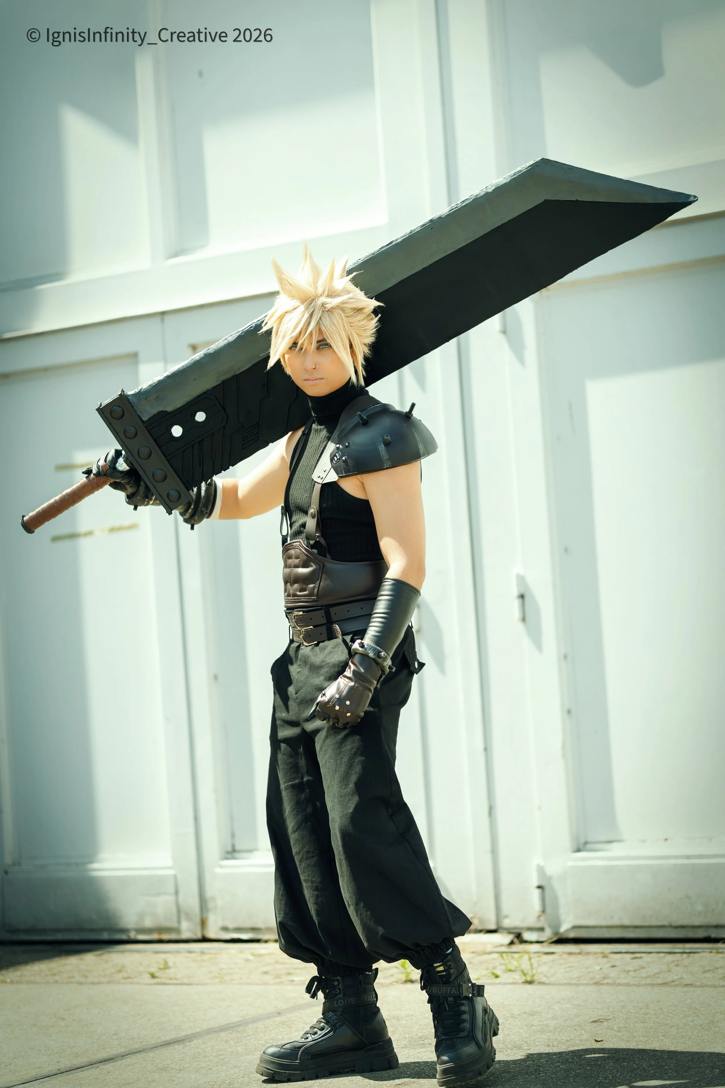 Cloud Strife (Final Fantasy VII) standing tall with the Buster Sword at Heroes Dutch Comic Con 2025.
Photographer: IgnisInfinity Creative | Cosplayer: @s.zegers
