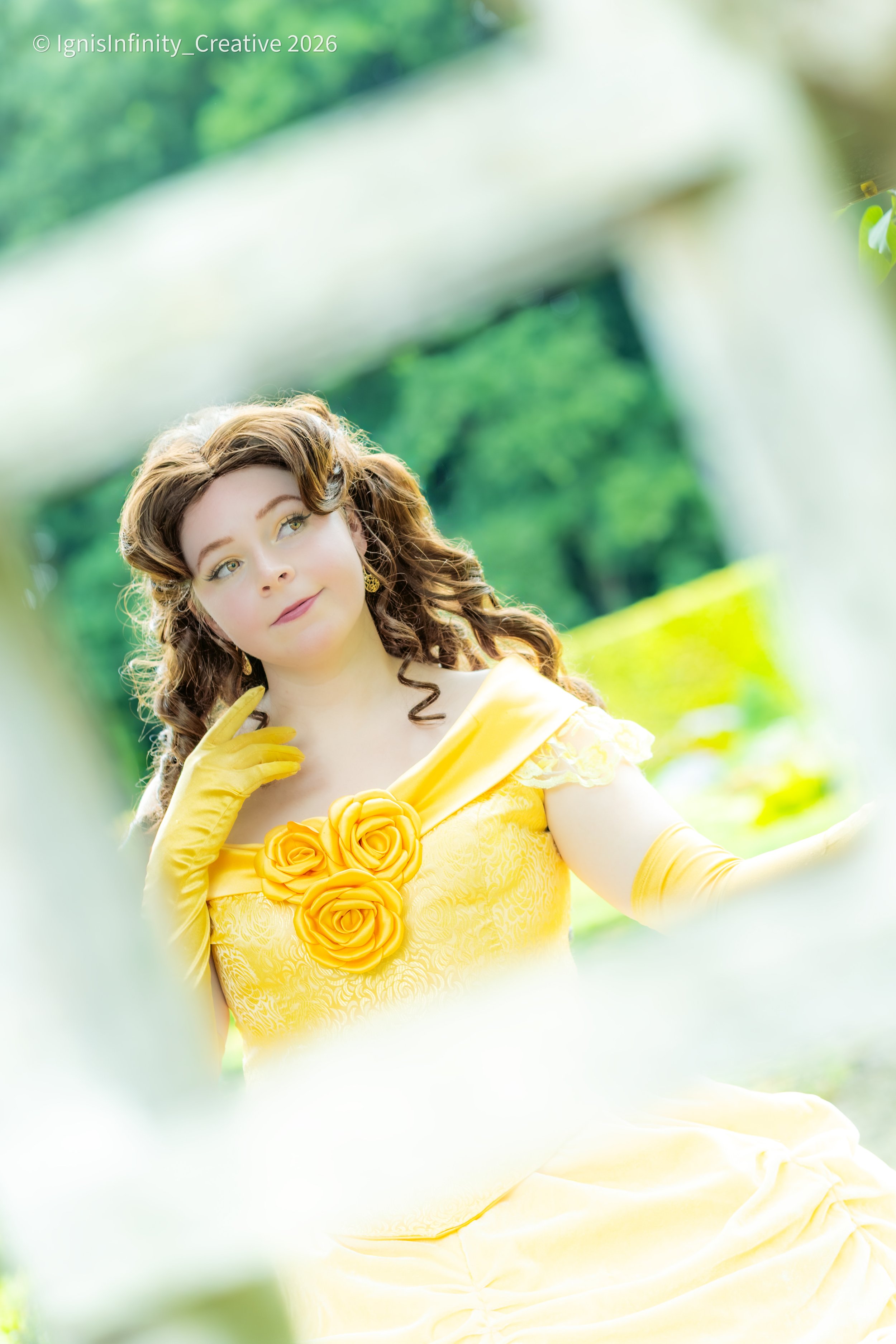 Belle uit Beauty and the Beast cosplay door Fly.High.Iris – romantisch cinematisch portret in gele jurk met rozen, geschoten bij Menkemaborg in Groningen door IgnisInfinity Creative 2026