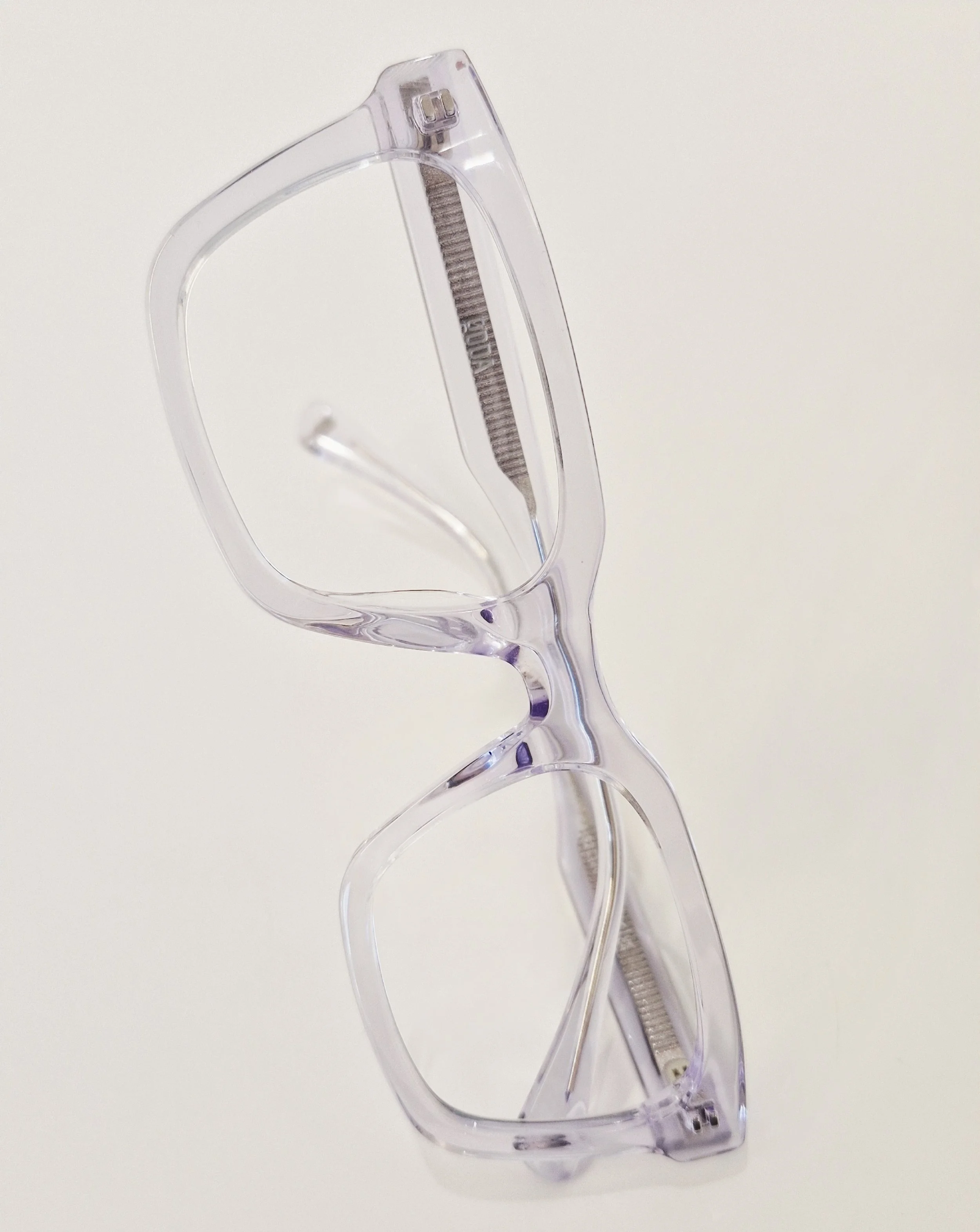 Are clear glasses still in fashion?