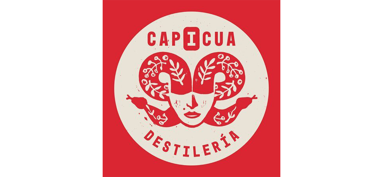 Logo for Capicua Destilería featuring a stylized woman's face with two octopus arms with floral patterns, with a red and white color scheme.