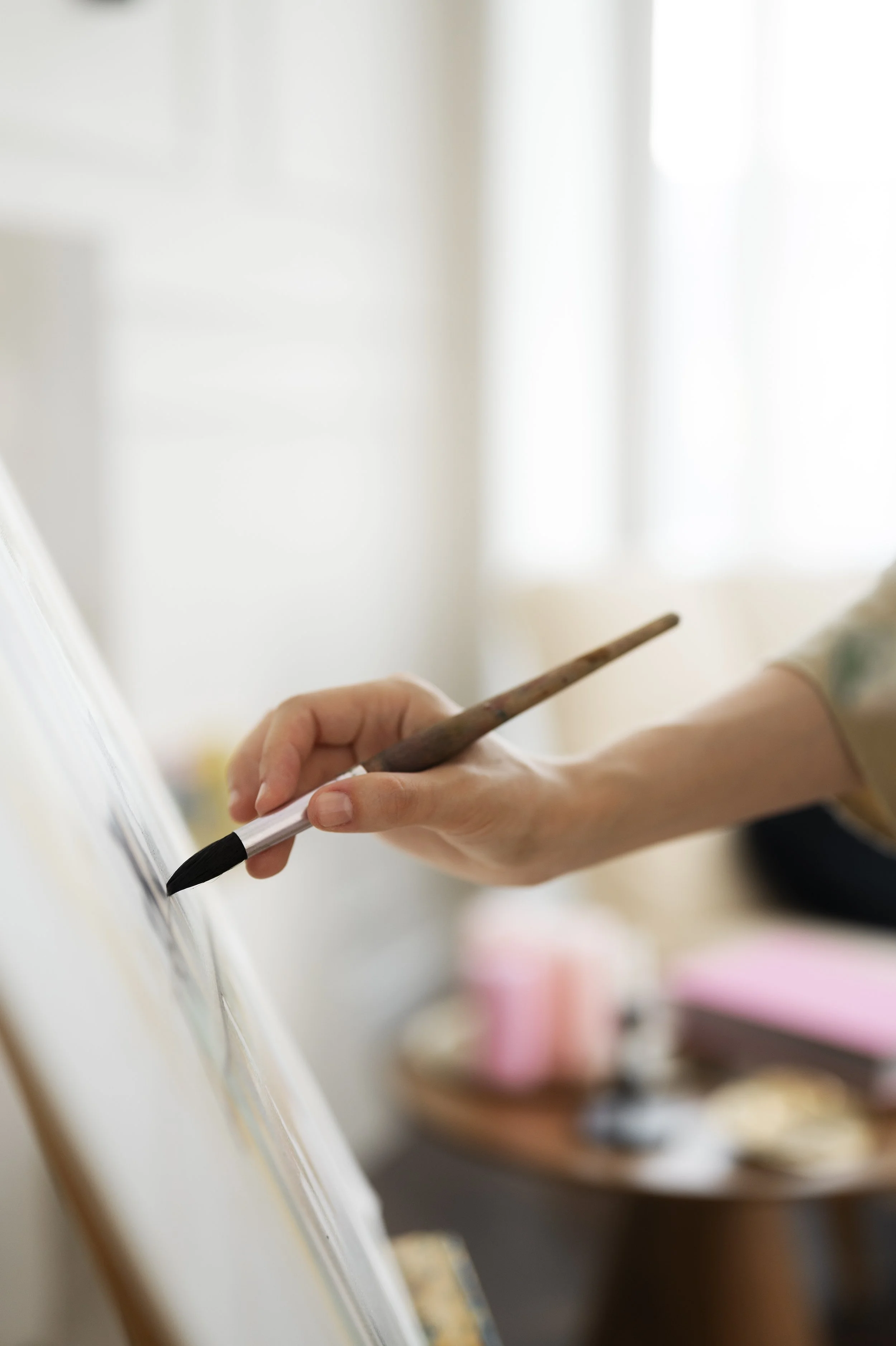 Geste de création artistique lors du processus de peinture en atelier