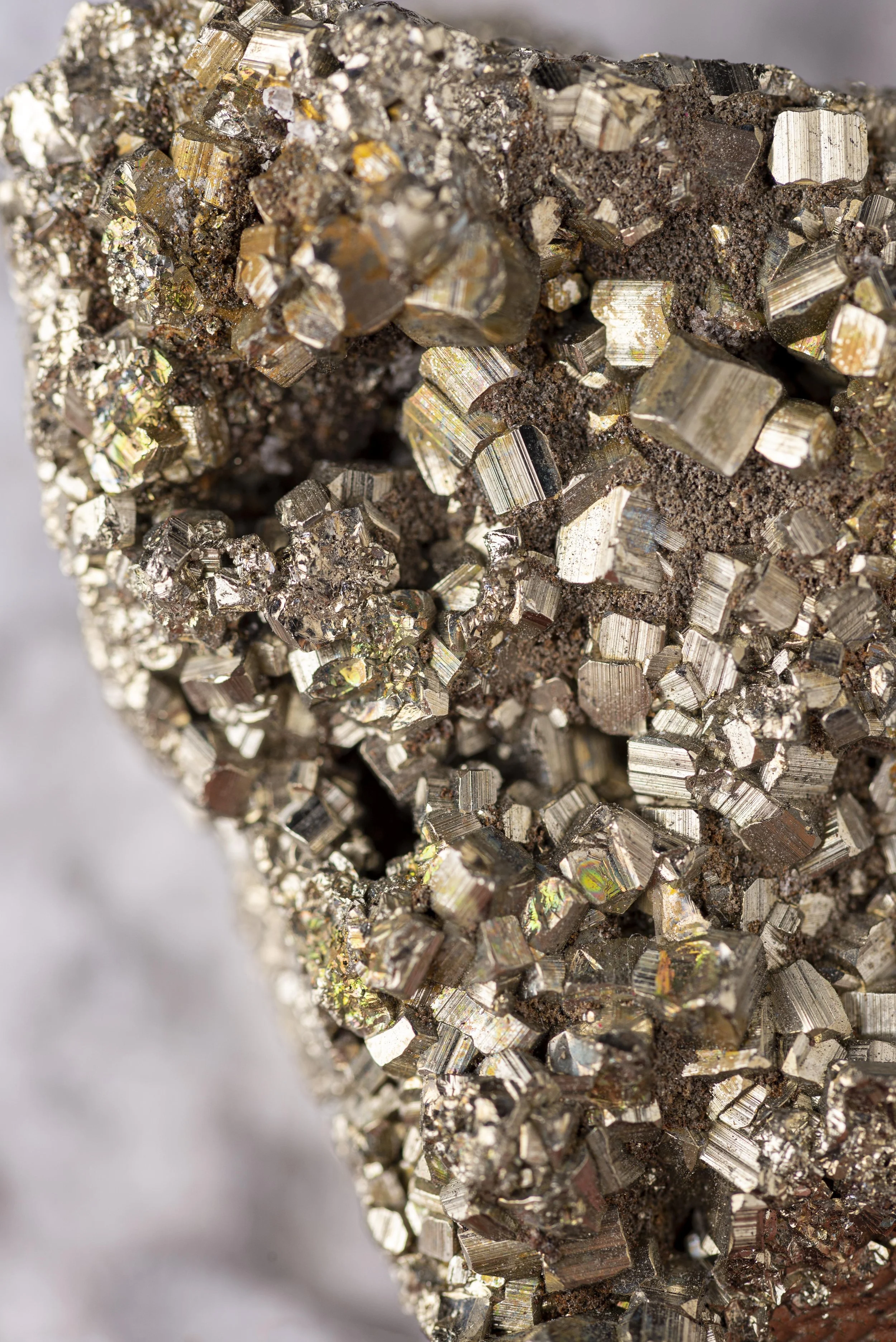 Gros plan de pyrite naturelle aux reflets dorés, cristaux utilisés dans les oeuvres d'art énergétique de Maison Cent Onze