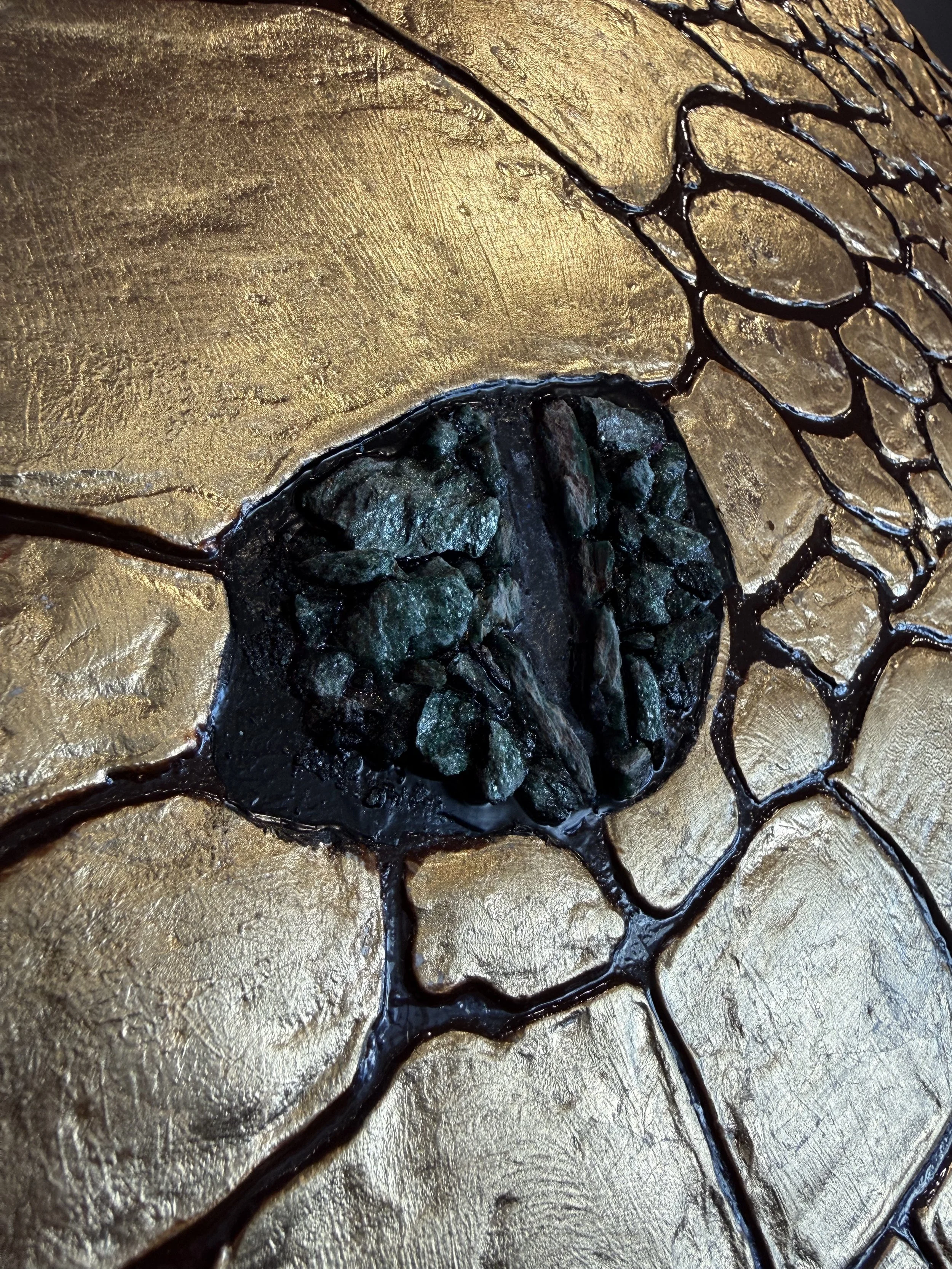 Œuvre d’art énergétique Oeil de Heka intégrant de la fuchsite, création originale de Galerie Cent Onze