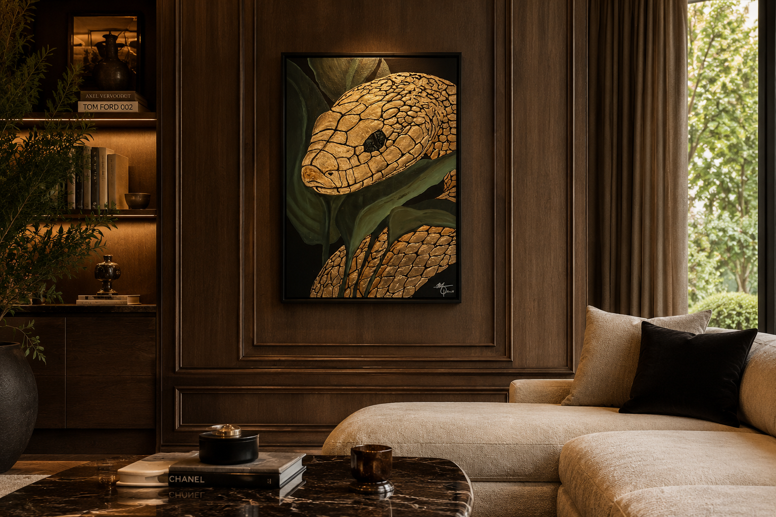 Heka, peinture originale d'un serpent doré incrustée de cristaux par Marie-Pier Perras, Maison Cent Onze, accrochée dans un salon de luxe