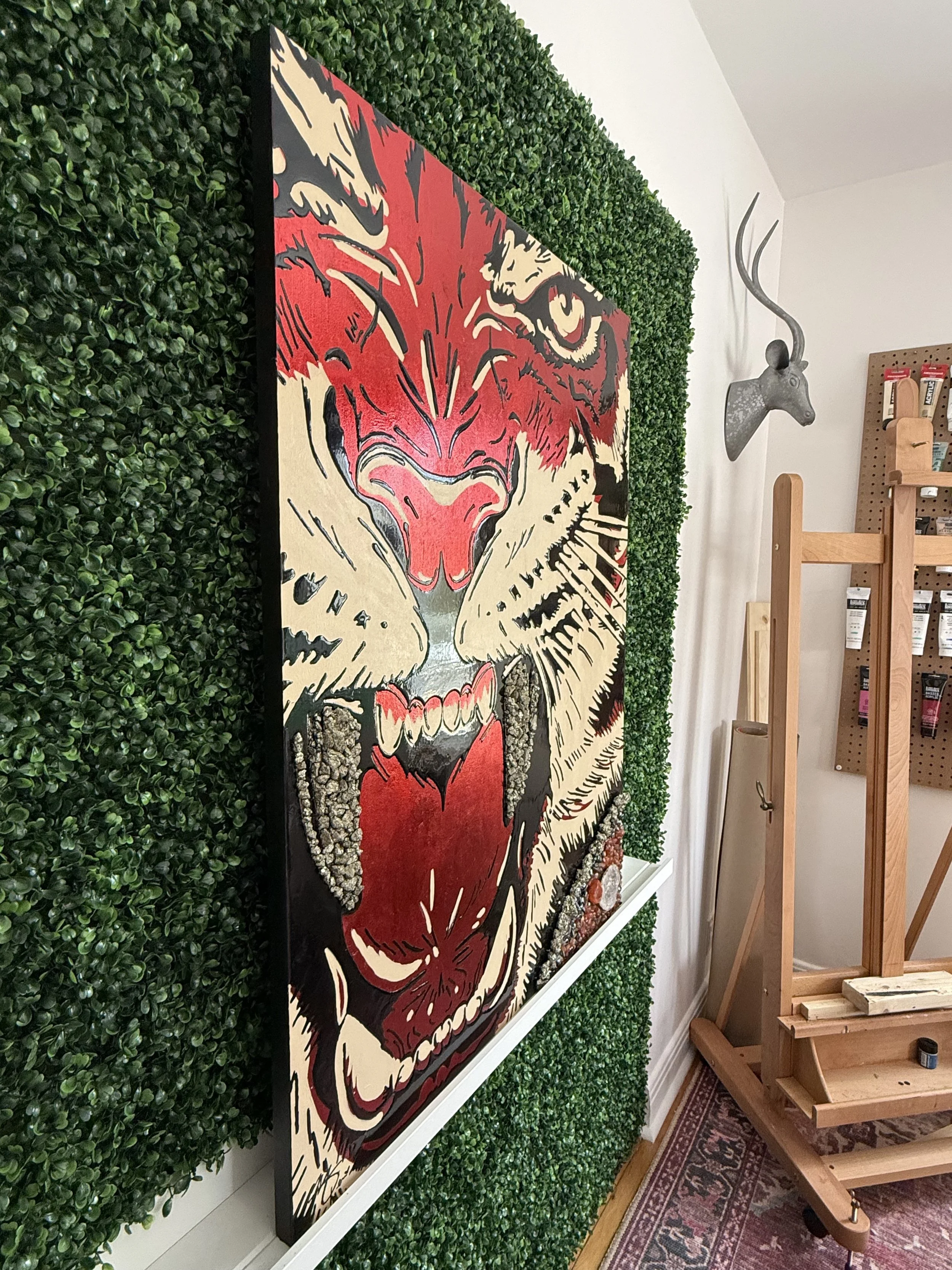 Furie Solaire, peinture originale de Marie-Pier Perras, acrylique sur merisier russe avec cristaux incrustés, dans l'atelier de Maison Cent Onze.