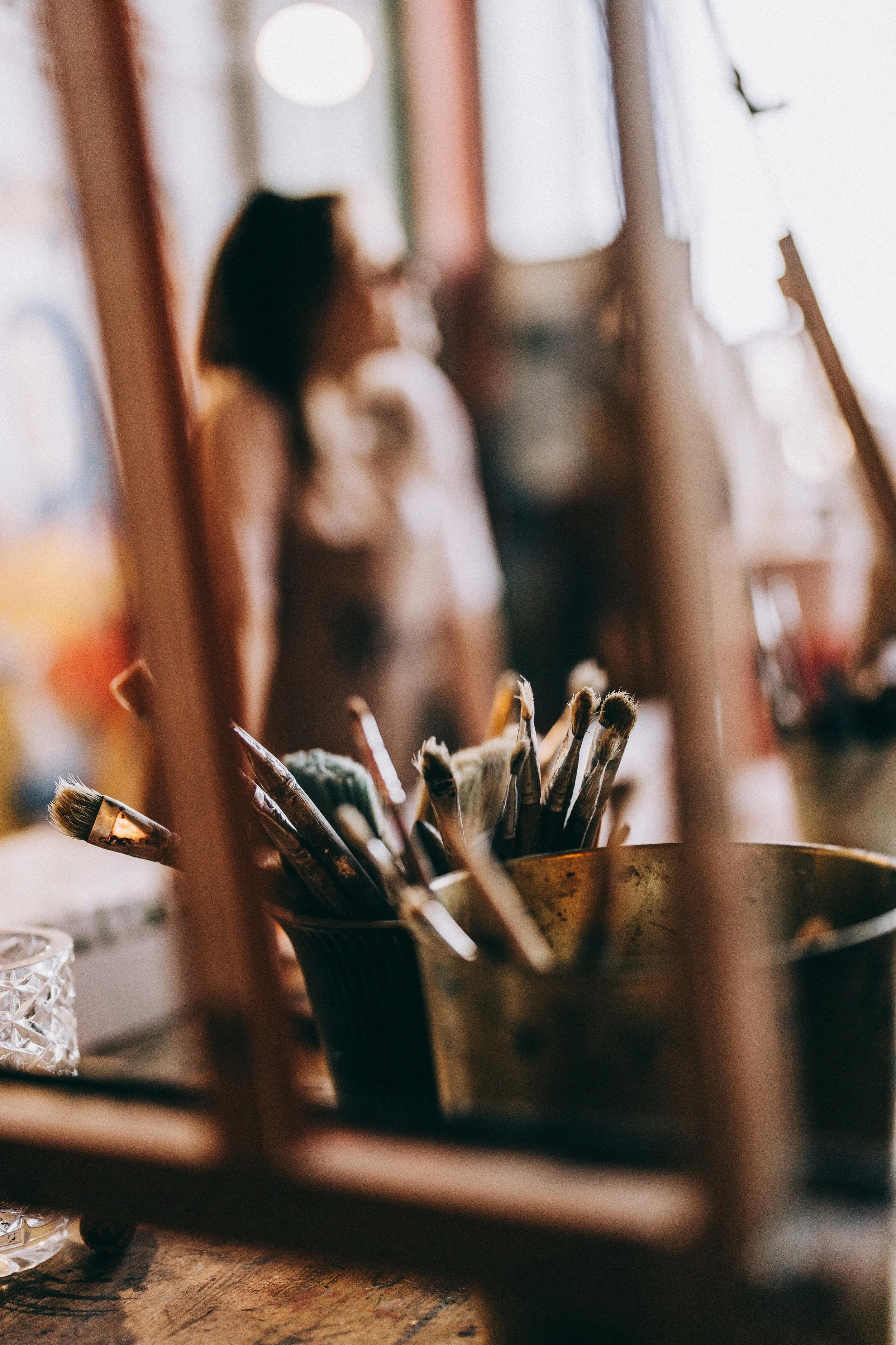 Outils et pinceaux dans l’atelier de création de l’artiste de la Galerie Cent Onze
