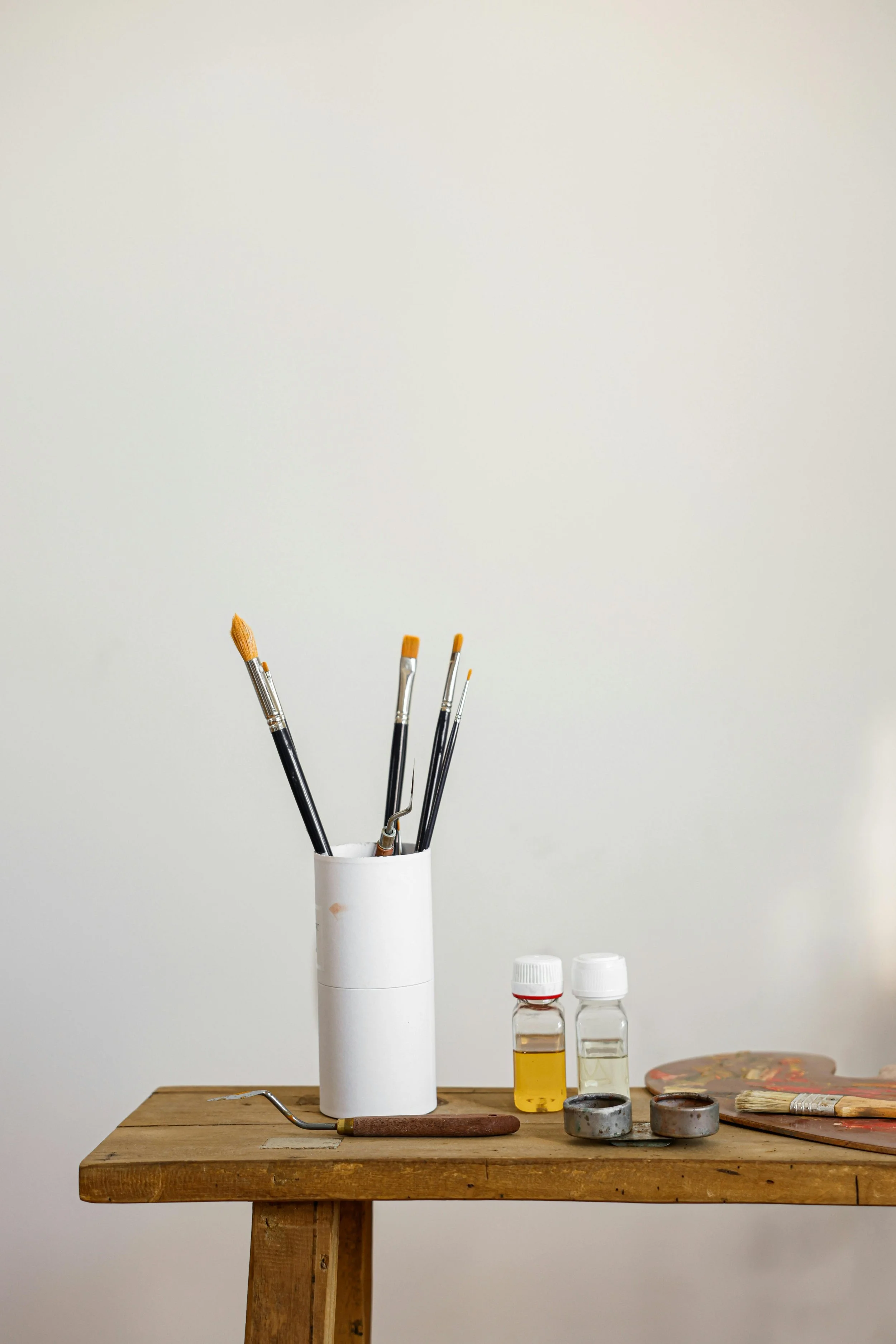 Outils de création disposés dans l’atelier de l’artiste