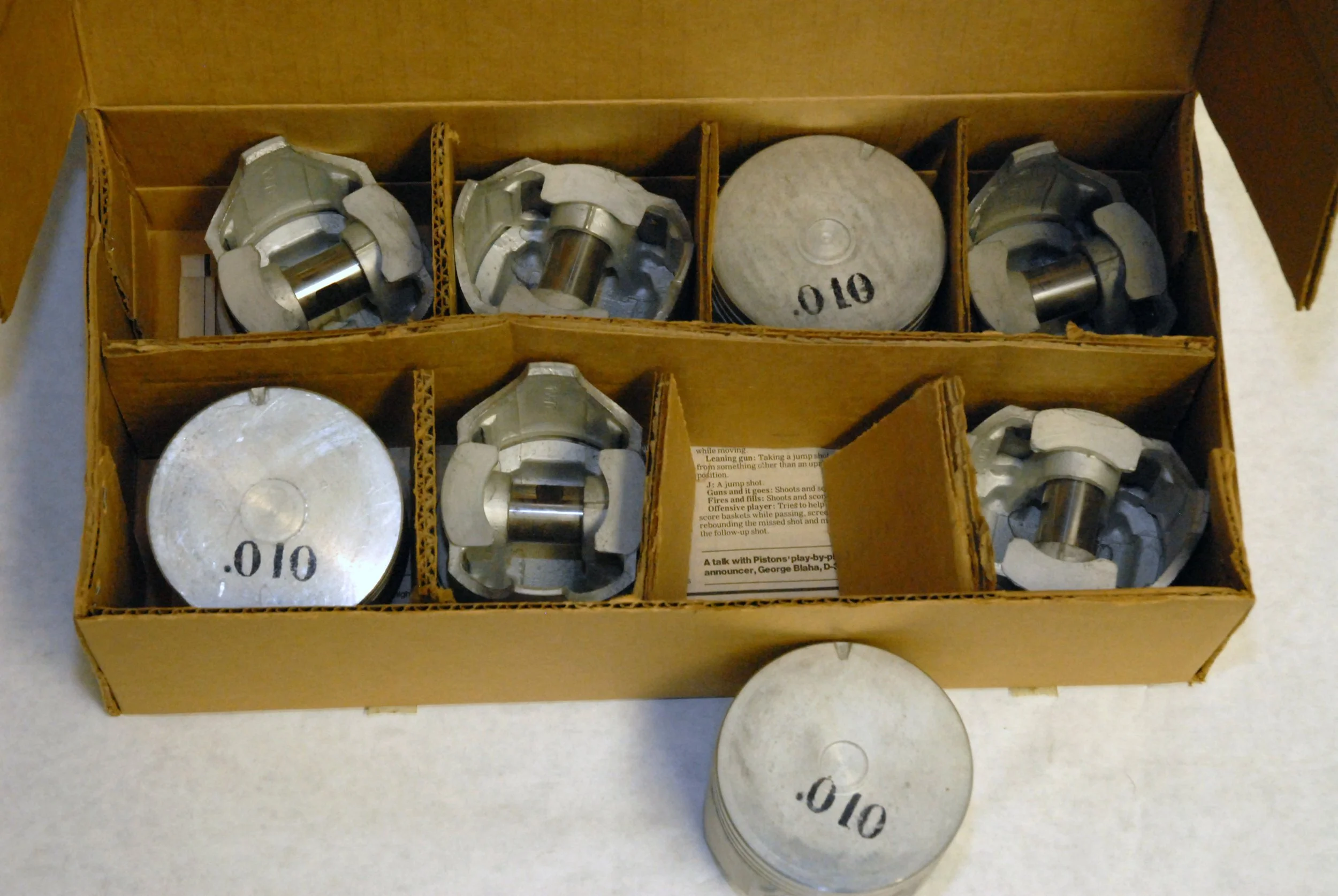 Set of 8 NOS Aluminum Pistons and Pins for Studebaker Avanti R1 and R2 289 CID engines, Part 1557856